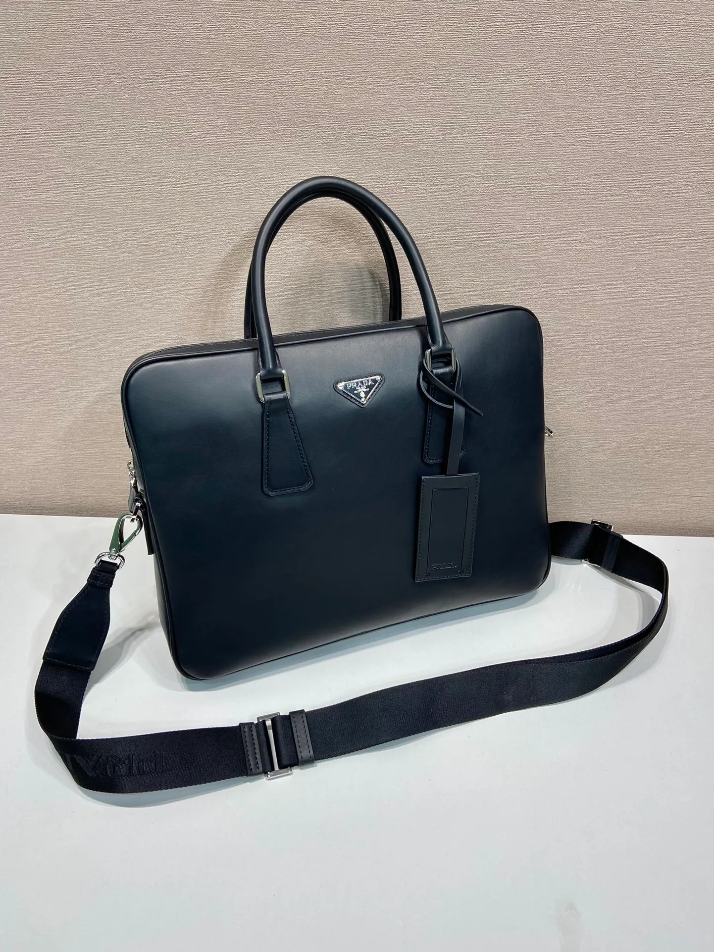 💰1840🎉New Briefcase🎉2VE368 Nappa Leather🎉🎉 This elegant multifunctional calfskin briefcase is designed with two compartments, equipped with a detachable and adjustable nylon shoulder strap, and the enamel-coated metal triangle logo is embellished on the front, making it particularly fashionable/high-end. Lightweight and practical, it is a popular style that will never go out of style. If you like babies, hurry up and get it🎉🎉 Length 36x Height 24x Bottom 4cm🎉🎉🎉👏👏👏