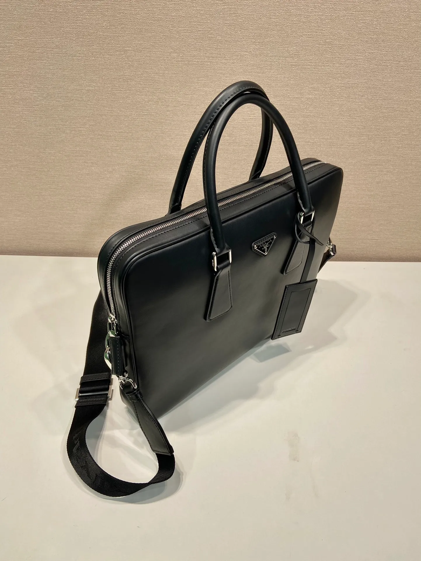 💰1840🎉New Briefcase🎉2VE368 Nappa Leather🎉🎉 This elegant multifunctional calfskin briefcase is designed with two compartments, equipped with a detachable and adjustable nylon shoulder strap, and the enamel-coated metal triangle logo is embellished on the front, making it particularly fashionable/high-end. Lightweight and practical, it is a popular style that will never go out of style. If you like babies, hurry up and get it🎉🎉 Length 36x Height 24x Bottom 4cm🎉🎉🎉👏👏👏