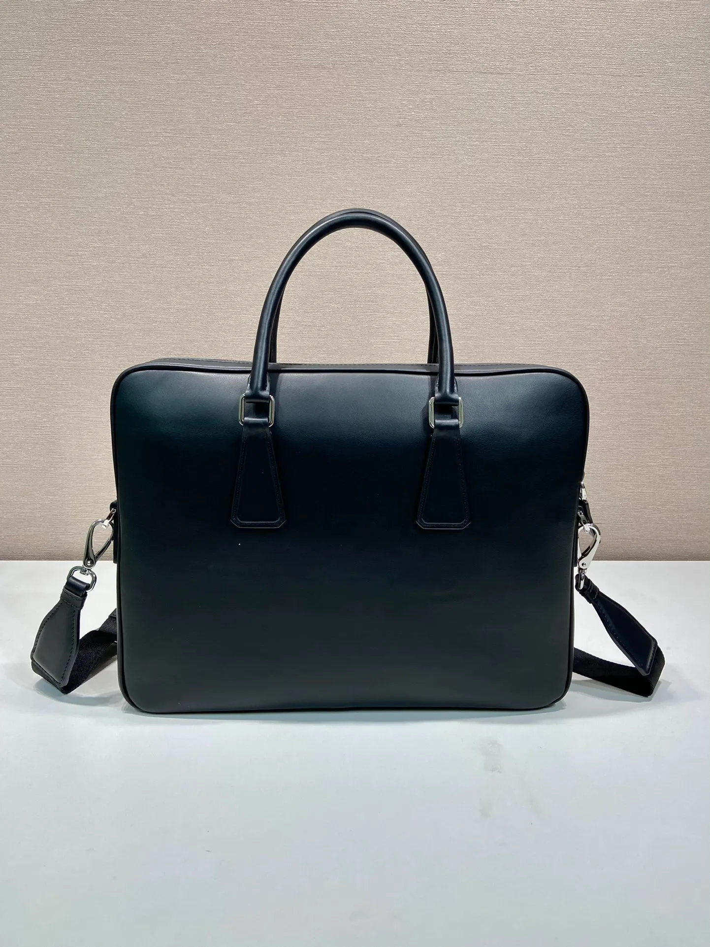 💰1840🎉New Briefcase🎉2VE368 Nappa Leather🎉🎉 This elegant multifunctional calfskin briefcase is designed with two compartments, equipped with a detachable and adjustable nylon shoulder strap, and the enamel-coated metal triangle logo is embellished on the front, making it particularly fashionable/high-end. Lightweight and practical, it is a popular style that will never go out of style. If you like babies, hurry up and get it🎉🎉 Length 36x Height 24x Bottom 4cm🎉🎉🎉👏👏👏