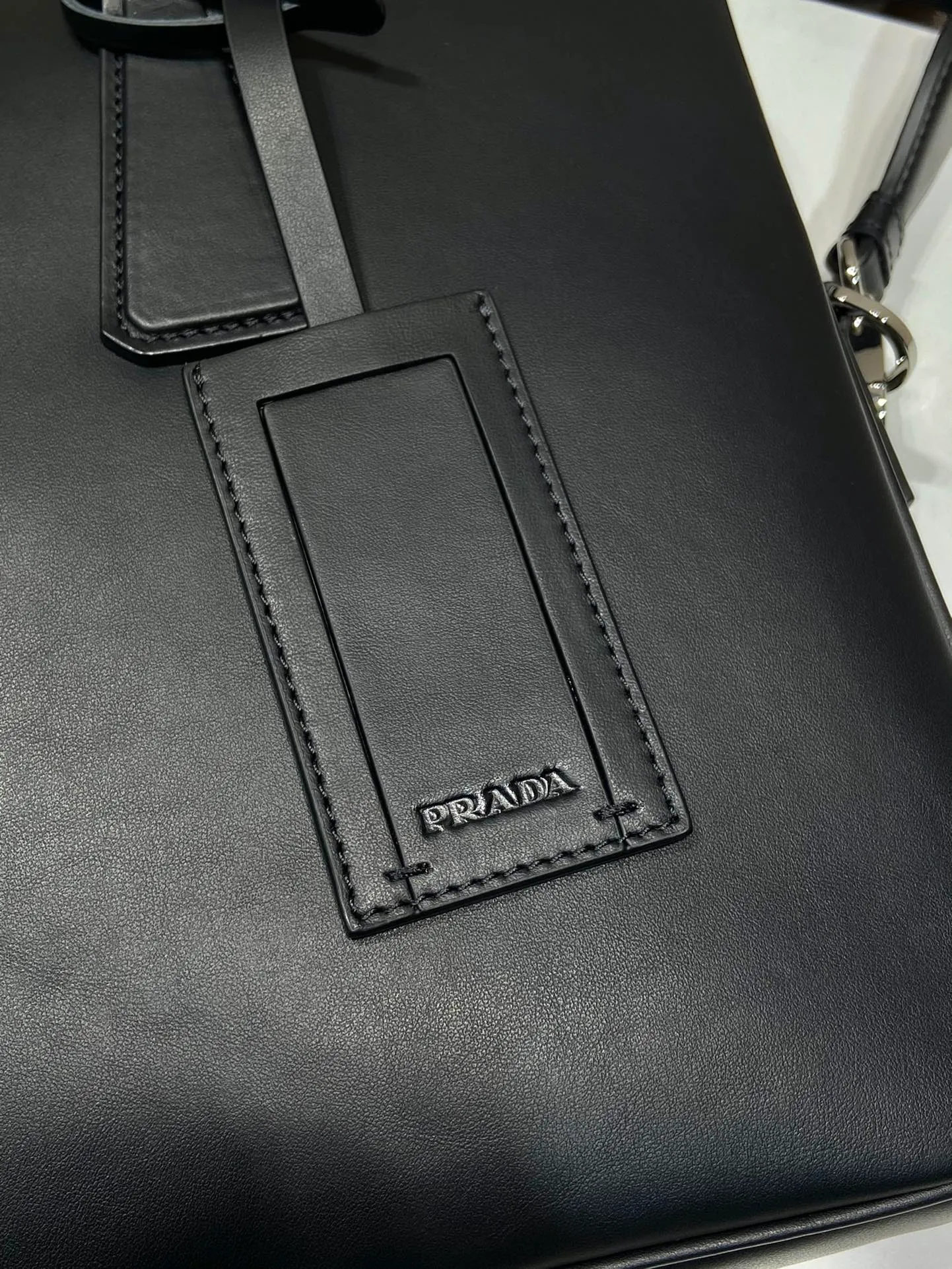 💰1840🎉New Briefcase🎉2VE368 Nappa Leather🎉🎉 This elegant multifunctional calfskin briefcase is designed with two compartments, equipped with a detachable and adjustable nylon shoulder strap, and the enamel-coated metal triangle logo is embellished on the front, making it particularly fashionable/high-end. Lightweight and practical, it is a popular style that will never go out of style. If you like babies, hurry up and get it🎉🎉 Length 36x Height 24x Bottom 4cm🎉🎉🎉👏👏👏