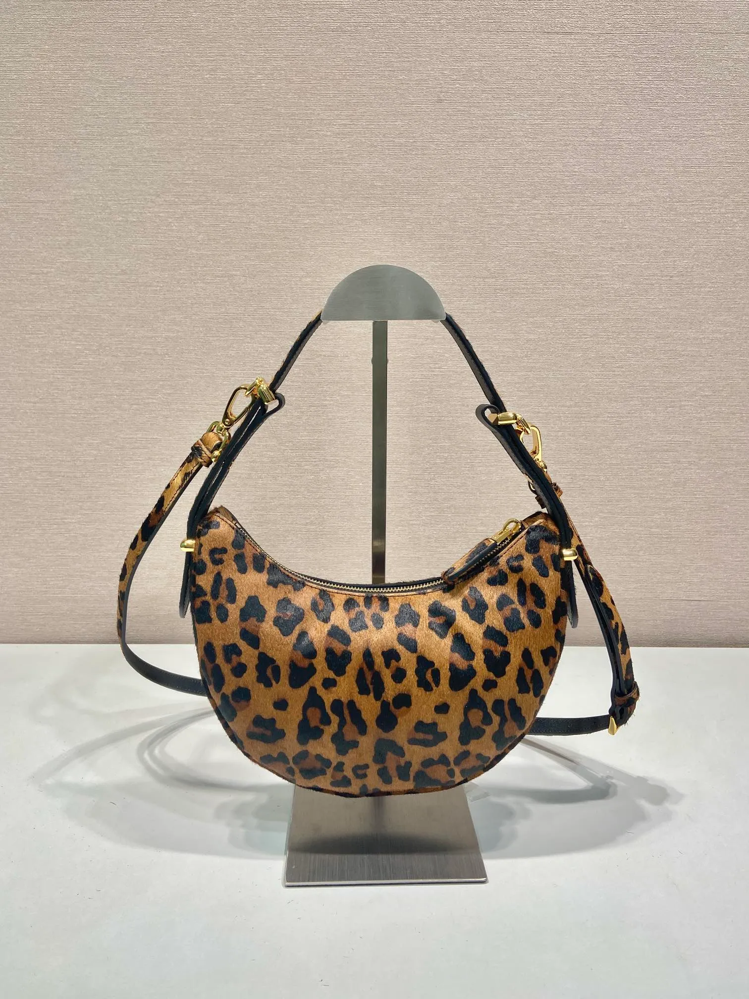 💰1300🎉Moon handbag🎉1BC194 leopard print🎉 This Arqué handbag reinterprets the Hobo silhouette, decorated with leopard print to add personality, with sheepskin interior. Highlighting the charm of versatile fashion, the adjustable long/short shoulder straps can be detached. Can be exchanged for different occasions👏A must-have in winter, babies, hurry up and get it🎉🎉 Length 22.5x Height 18.5x Bottom 6cm🎉🎉🎉👏👏👏
