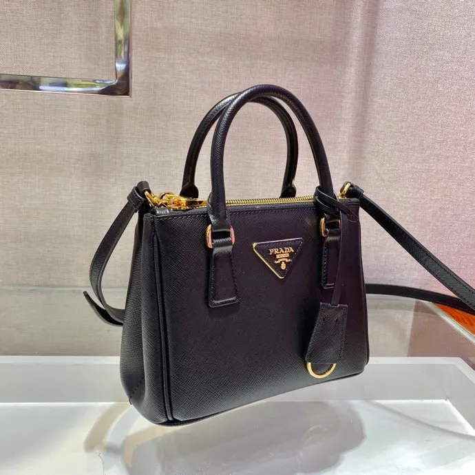 💰1700🎉mini killer🎉1BA906, this Galleria handbag is made of iconic Saffiano leather and equipped with a detachable shoulder strap. It is a chic interpretation of classic and timeless elegance. For beauties in the current era of fashionable small bags. It’s worth owning, it can be used easily for girls’ daily travel📱💄🚗🔑, it has a large capacity, is beautiful and practical🙊🙊It is a bag that will never go out of style anytime you use it😘😘Hurry up and get it👏👏 Length 20x Height 15x Bottom 9.5cm