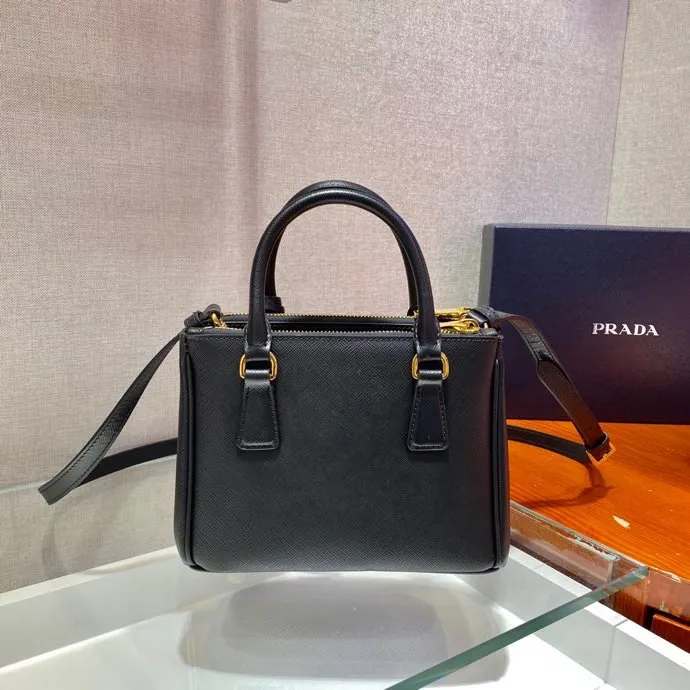 💰1700🎉mini killer🎉1BA906, this Galleria handbag is made of iconic Saffiano leather and equipped with a detachable shoulder strap. It is a chic interpretation of classic and timeless elegance. For beauties in the current era of fashionable small bags. It’s worth owning, it can be used easily for girls’ daily travel📱💄🚗🔑, it has a large capacity, is beautiful and practical🙊🙊It is a bag that will never go out of style anytime you use it😘😘Hurry up and get it👏👏 Length 20x Height 15x Bottom 9.5cm
