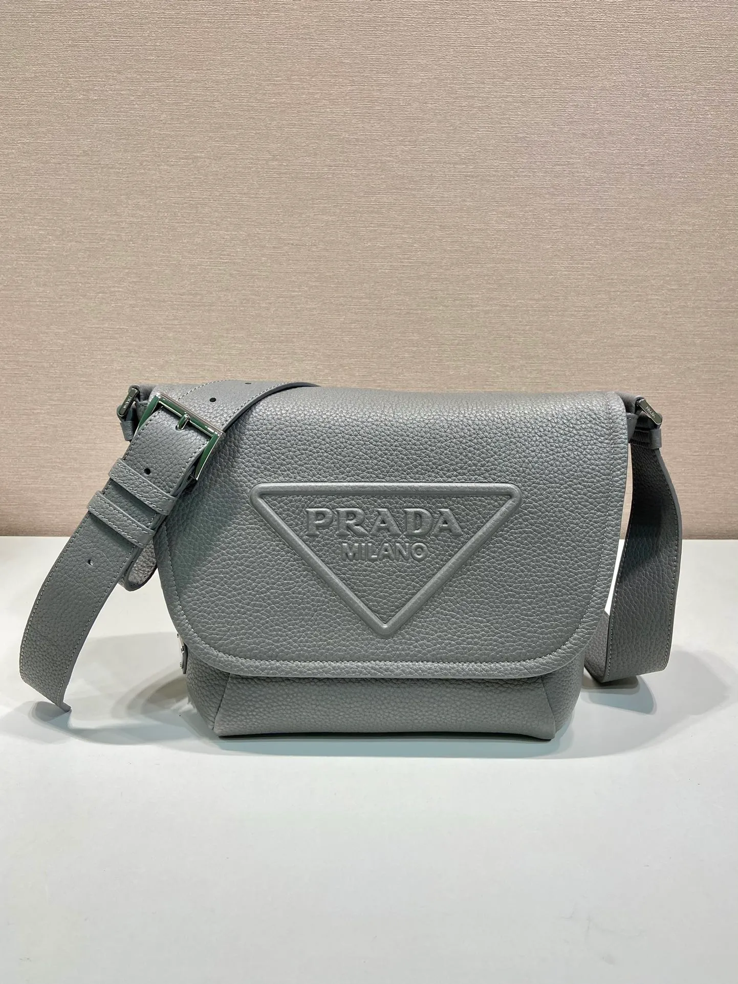 💰1840🎉New messenger bag🎉2VD056🎉🎉 This soft flip shoulder bag interprets the versatile simple design. The main body is wrapped in a triangle with the engraved logo, subtly decorating the body of the bag. Adjustable leather long shoulder strap, three exterior zipped pockets, interior zipped pocket. The functionality must be strong, and the upper body effect is cool and casual🎉🎉 Length 22x height 22x bottom 12cm🎉🎉🎉🍊🍊🍊