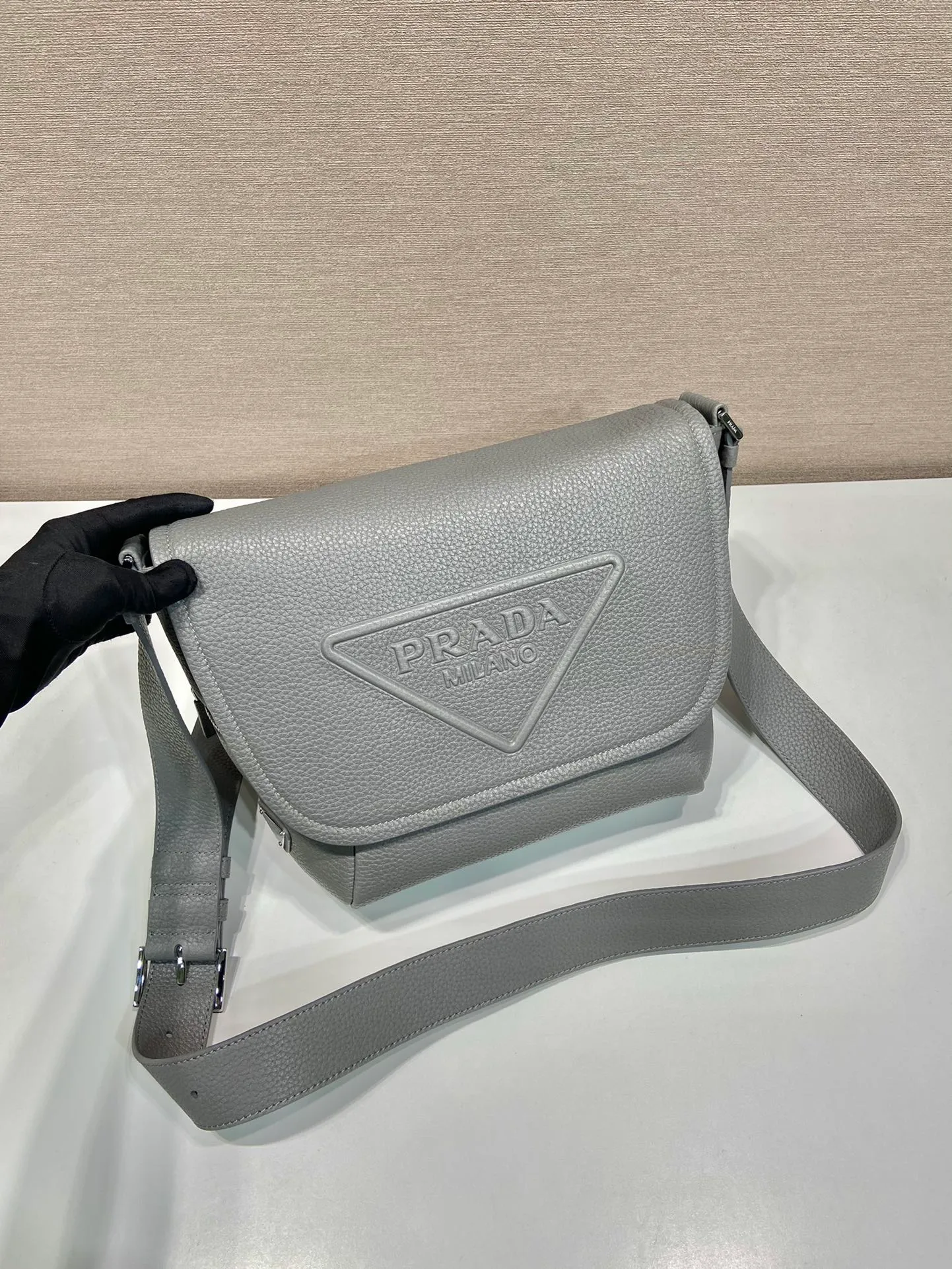 💰1840🎉New messenger bag🎉2VD056🎉🎉 This soft flip shoulder bag interprets the versatile simple design. The main body is wrapped in a triangle with the engraved logo, subtly decorating the body of the bag. Adjustable leather long shoulder strap, three exterior zipped pockets, interior zipped pocket. The functionality must be strong, and the upper body effect is cool and casual🎉🎉 Length 22x height 22x bottom 12cm🎉🎉🎉🍊🍊🍊