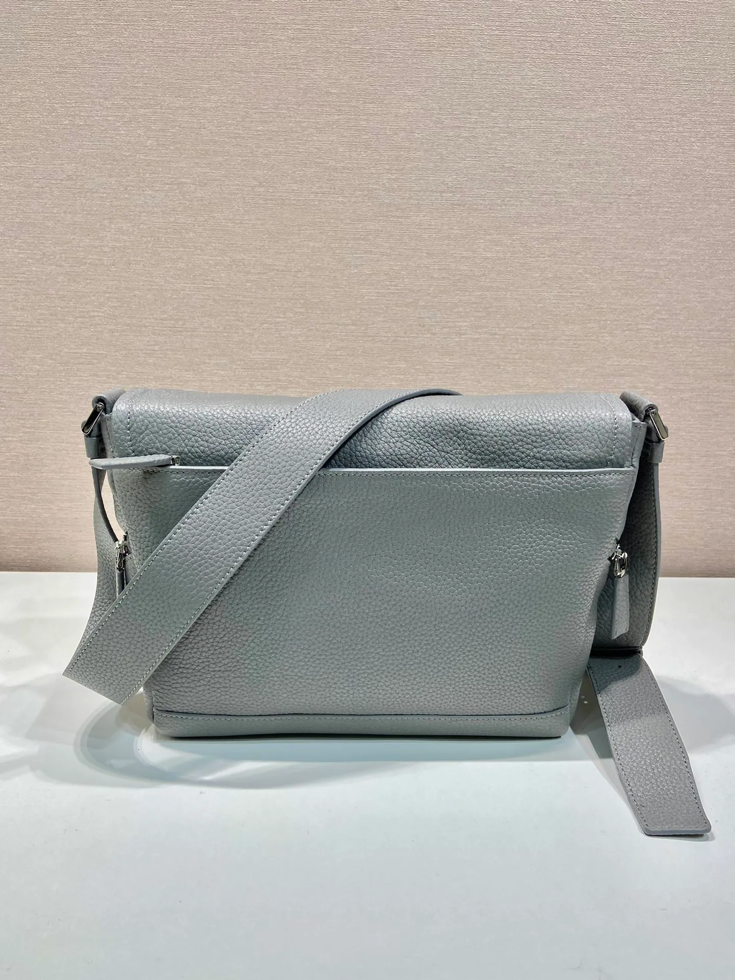 💰1840🎉New messenger bag🎉2VD056🎉🎉 This soft flip shoulder bag interprets the versatile simple design. The main body is wrapped in a triangle with the engraved logo, subtly decorating the body of the bag. Adjustable leather long shoulder strap, three exterior zipped pockets, interior zipped pocket. The functionality must be strong, and the upper body effect is cool and casual🎉🎉 Length 22x height 22x bottom 12cm🎉🎉🎉🍊🍊🍊