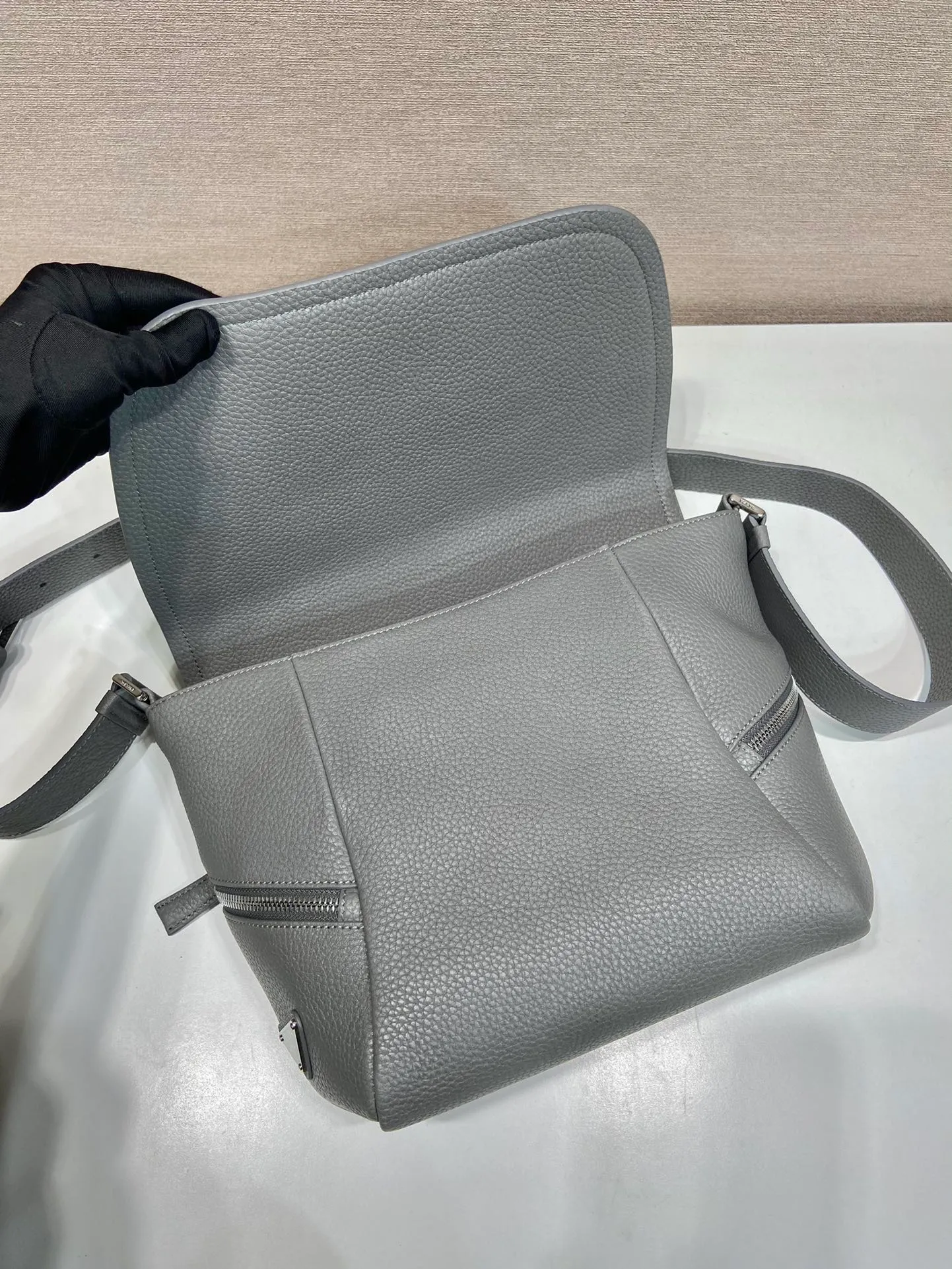 💰1840🎉New messenger bag🎉2VD056🎉🎉 This soft flip shoulder bag interprets the versatile simple design. The main body is wrapped in a triangle with the engraved logo, subtly decorating the body of the bag. Adjustable leather long shoulder strap, three exterior zipped pockets, interior zipped pocket. The functionality must be strong, and the upper body effect is cool and casual🎉🎉 Length 22x height 22x bottom 12cm🎉🎉🎉🍊🍊🍊