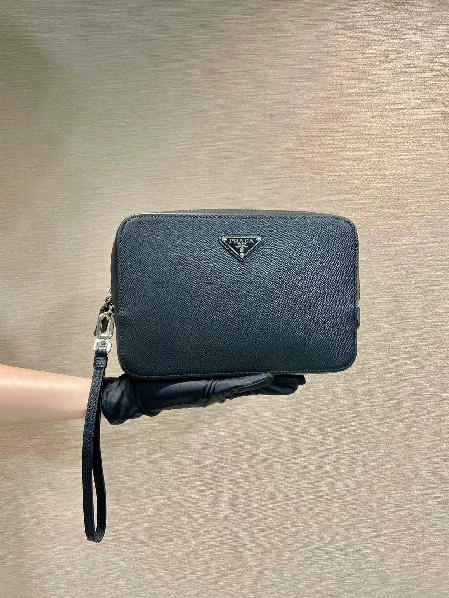 💰1140🎉New handbag🎉2VF017 men's handbag🎉🎉Made of imported Saffiano leather men's handbag decorated with a classic triangle logo, the back strap and detachable side straps can meet the needs of use. It is a men's handbag that combines classic and trendy designs. Another men's handbag that never goes out of style👍👍Length 23.5x Height 15.5x Bottom 6.5cm👏👏👏💰💰💰