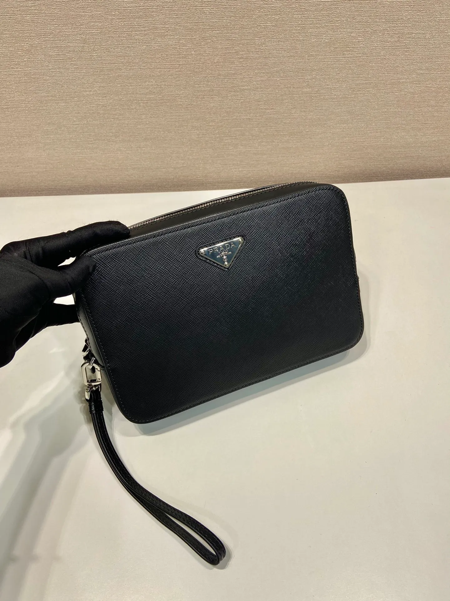 💰1140🎉New handbag🎉2VF017 men's handbag🎉🎉Made of imported Saffiano leather men's handbag decorated with a classic triangle logo, the back strap and detachable side straps can meet the needs of use. It is a men's handbag that combines classic and trendy designs. Another men's handbag that never goes out of style👍👍Length 23.5x Height 15.5x Bottom 6.5cm👏👏👏💰💰💰