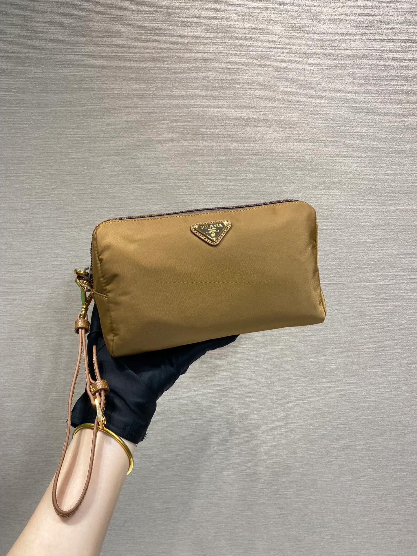 💰560🎉New handbag🎉1NS693 new color🎉🎉 This handbag is made of imported nylon fabric. The white triangle logo embellishes simple lines. The bag opens to reveal a zippered inner pocket. Detachable leather wristband, suitable for both men and women, lightweight and practical, and a popular style that will never go out of style🎉🎉 Length 20x Height 11.5x Base 9cm🎉🎉🎉👏👏👏