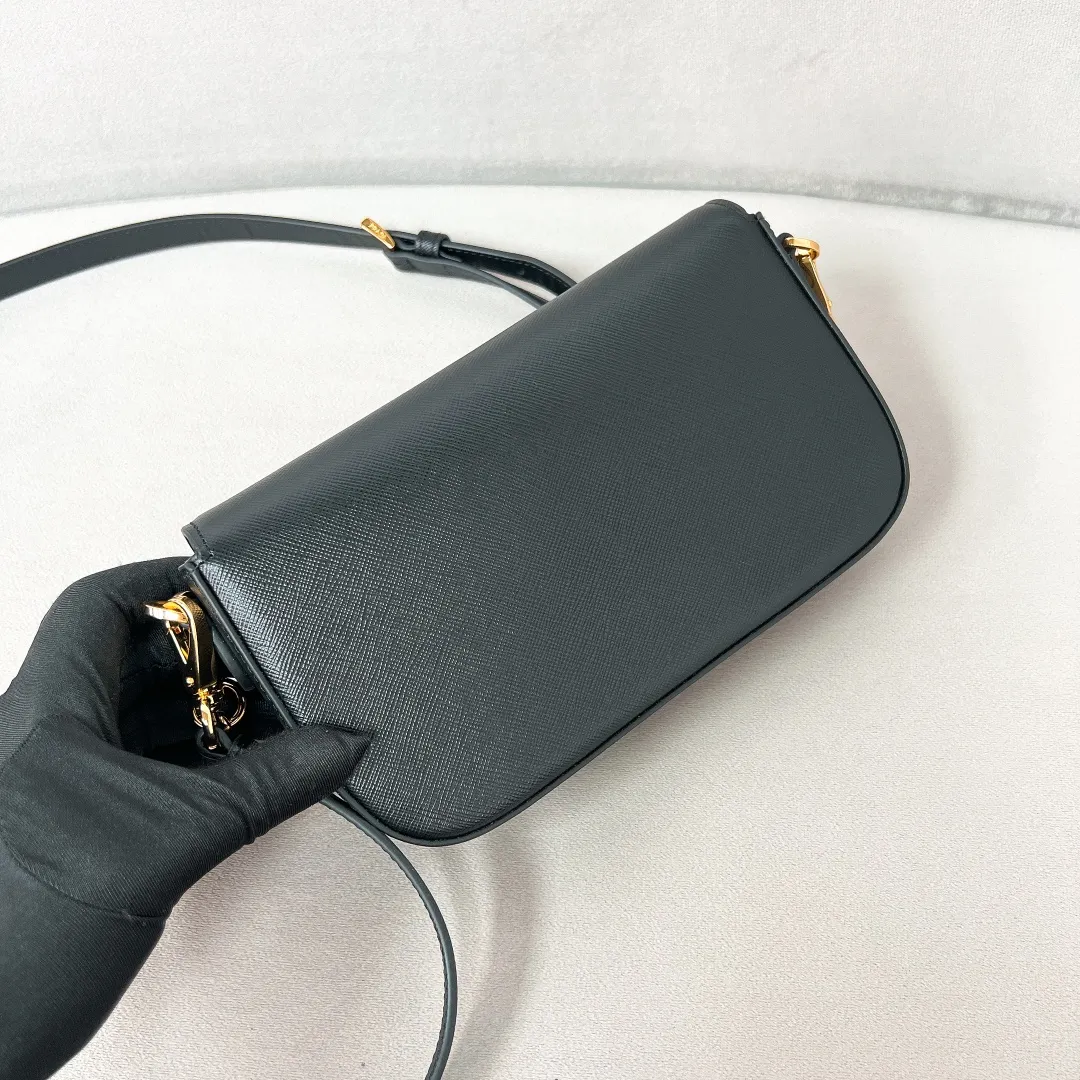 💰1360✨New product launch✨2024 spring and summer new series Saffiano shoulder bag 1BD356 is made of exquisite cross-grain cowhide and is equipped with the iconic triangle logo. It is equipped with a chain shoulder strap and a cross-body full leather shoulder strap. The shoulder strap is detachable and adjustable and can be carried under the armpit or on one shoulder. The overall style of the bag is simple and elegant. It combines fashion and retro style. The inner compartment capacity is also great. A new fashion trend-setter that combines retro fashion and practicality😘 Size 20.5*10.5*4 Black