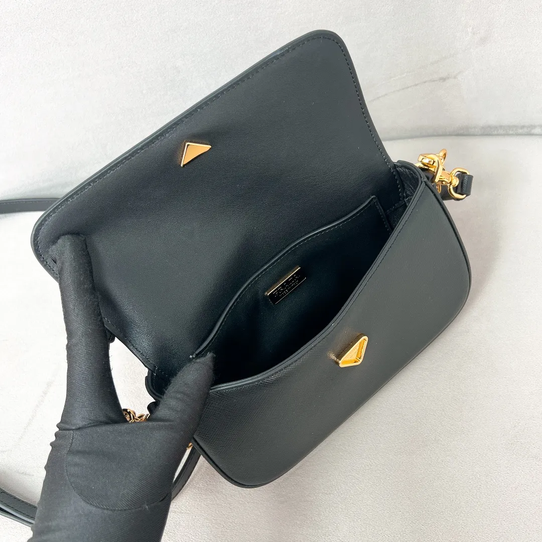 💰1360✨New product launch✨2024 spring and summer new series Saffiano shoulder bag 1BD356 is made of exquisite cross-grain cowhide and is equipped with the iconic triangle logo. It is equipped with a chain shoulder strap and a cross-body full leather shoulder strap. The shoulder strap is detachable and adjustable and can be carried under the armpit or on one shoulder. The overall style of the bag is simple and elegant. It combines fashion and retro style. The inner compartment capacity is also great. A new fashion trend-setter that combines retro fashion and practicality😘 Size 20.5*10.5*4 Black