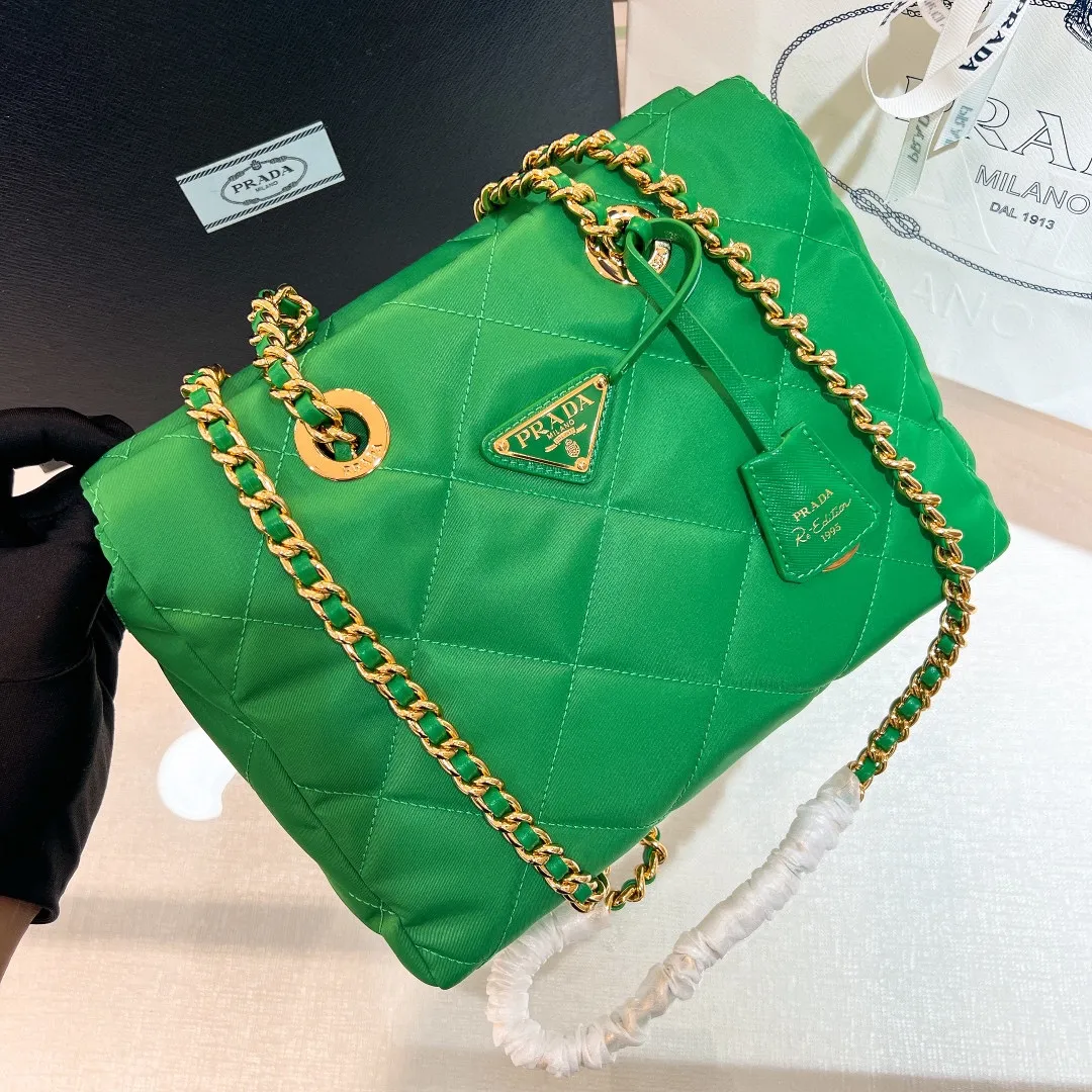 💰1120✨New product launch✨Middle-hand series chain shoulder bag/tramp bag Re-Edition19951BG468 The most fashionable retro bag type in the middle-hand series. The gold size is 25cm, suitable for fairies of all heights. It is super versatile and good-looking. Fashionable people must buy it! It is not only practical, lightweight, but also good-looking. It has a super large capacity. It has a triangle brand name + waterproof parachute nylon. The rhombus pattern adds a high quality. It is paired with a black gold chain and mixed leather shoulder strap. It is versatile and exquisite. It is ok for daily commuting and travel and vacation. It is simply great👏... Size: 25*19*7cm