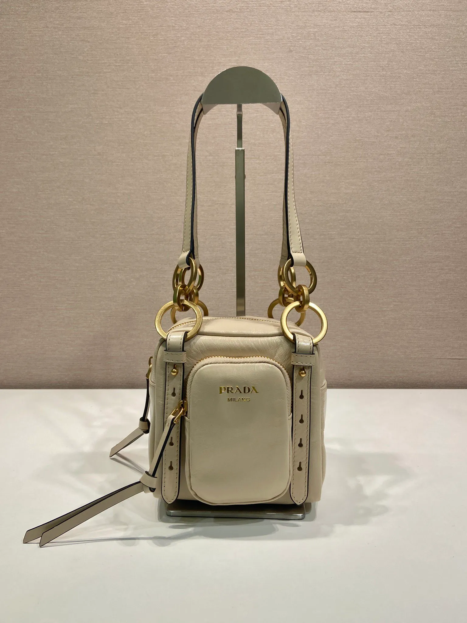💰1500🎉New oil wax leather🎉1BB137 small size🎉💰 This new square handbag is made of soft oil wax leather with a retro feel. Retro metal hardware and zipper pockets with archive elements highlight the retro charm. It has large capacity and can be carried by hand or shoulder strap. The upper body effect is fashionable and towering. It is also a popular style that will never go out of style. Get it now🎉 Length 14x Height 14x Bottom 13.5cm🎉🎉🎉💰💰💰