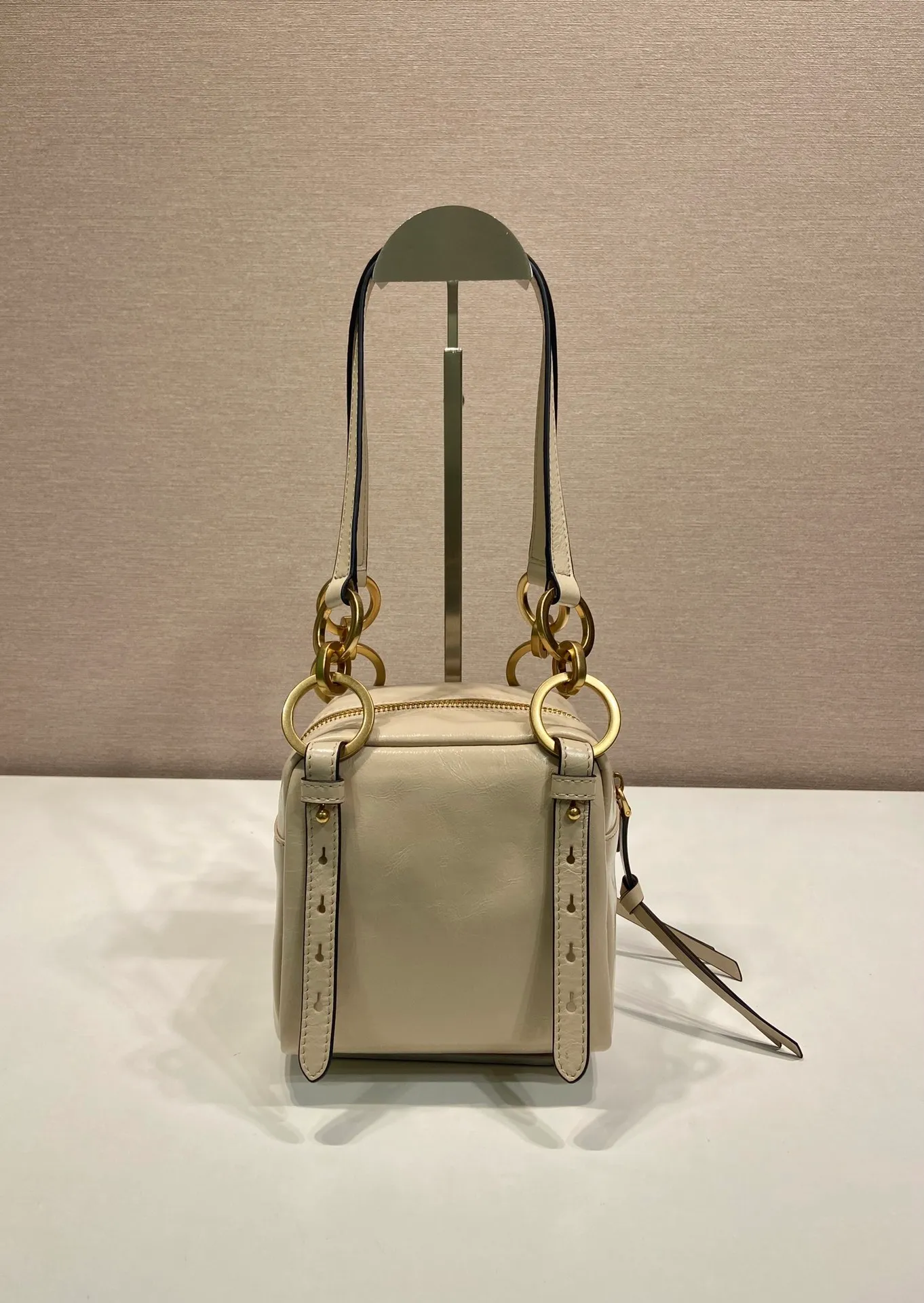 💰1500🎉New oil wax leather🎉1BB137 small size🎉💰 This new square handbag is made of soft oil wax leather with a retro feel. Retro metal hardware and zipper pockets with archive elements highlight the retro charm. It has large capacity and can be carried by hand or shoulder strap. The upper body effect is fashionable and towering. It is also a popular style that will never go out of style. Get it now🎉 Length 14x Height 14x Bottom 13.5cm🎉🎉🎉💰💰💰