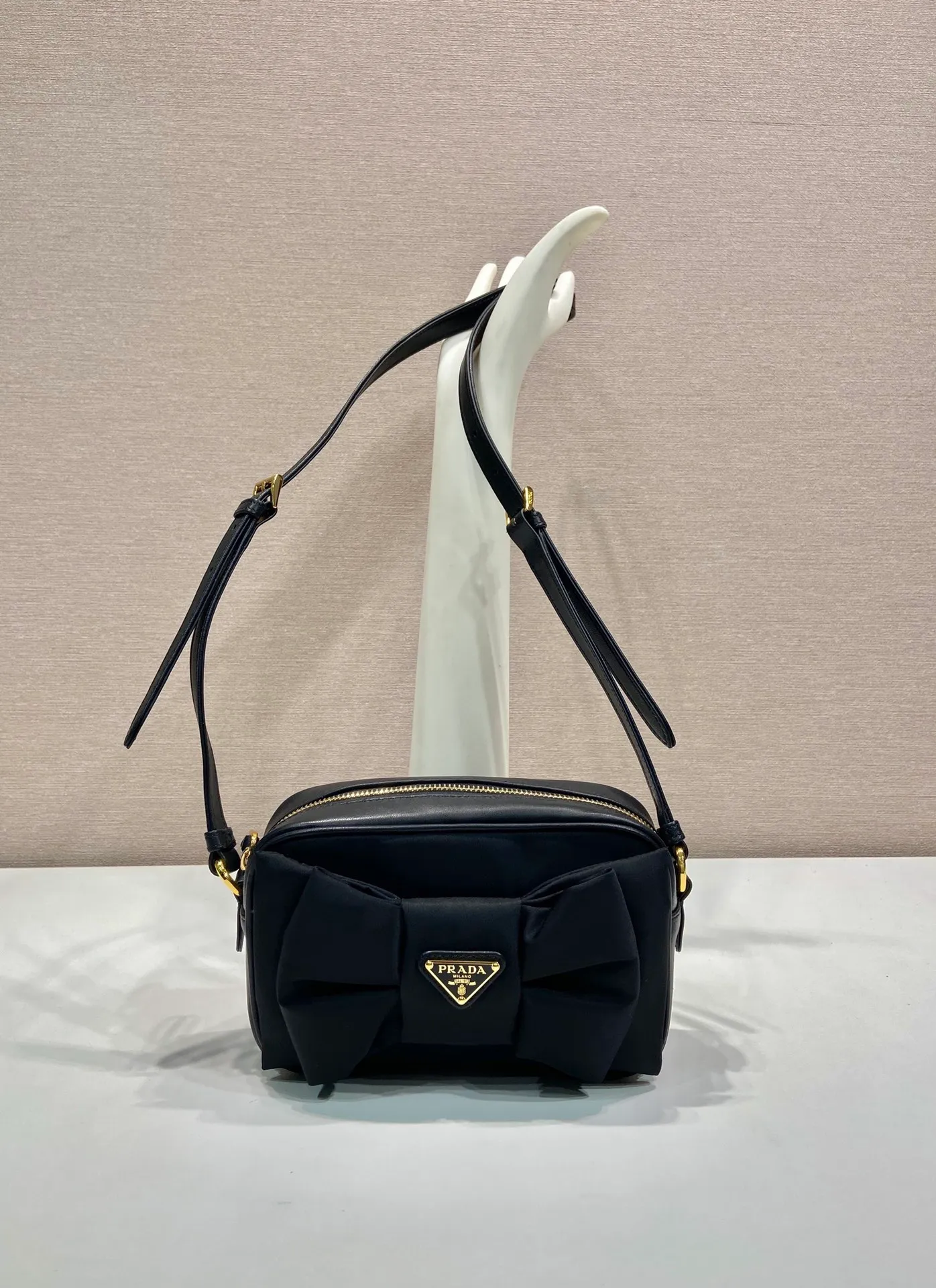 💰1120🎉Butterfly 🎉1BC242 Shoulder Bag🎉🎉 This butterfly shoulder bag is designed with padded nylon fabric and sheepskin, equipped with an adjustable long shoulder strap, showing a romantic and unconventional fashion spirit. The soft silhouette is paired with a minimalist Oversize bow, and the modern and feminine style is refreshing. It has a large capacity and is a popular model that will never go out of style🎉🎉Hurry up and get it🎉🎉 Length 18.5 height 11.5x base 5cm🎉🎉🎉👏👏👏