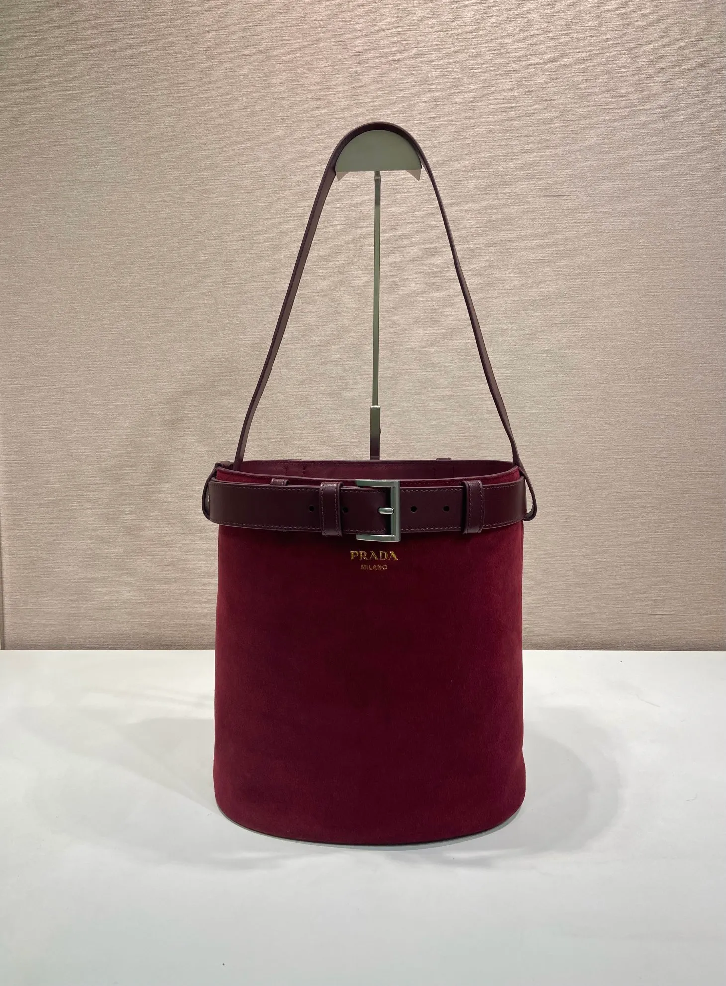 💰1520🎉New bucket bag🎉1BE085 suede leather🎉🎉 This fashionable bucket bag is a new interpretation of the Buckle handbag in silhouette, using imported suede leather and imported sheepskin inside. Comes with a belt with a detachable classic buckle that can be paired with other outfits. Add the finishing touch to a modern, versatile design. Large space, practical and fashionable, babies, hurry up and get it🎉🎉 Length 26.5x Height 29x Bottom 18cm🎉🎉🎉💰💰💰