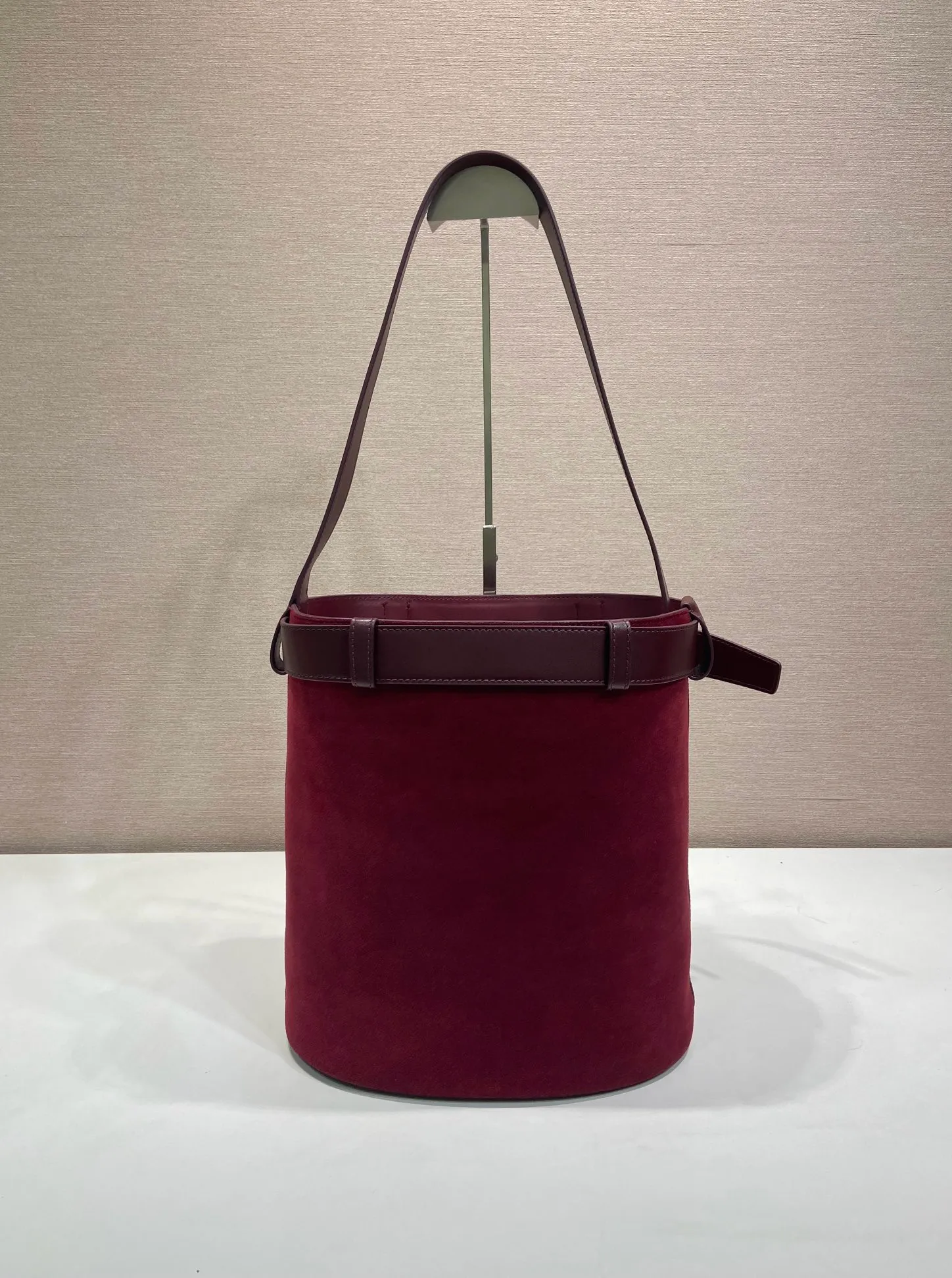 💰1520🎉New bucket bag🎉1BE085 suede leather🎉🎉 This fashionable bucket bag is a new interpretation of the Buckle handbag in silhouette, using imported suede leather and imported sheepskin inside. Comes with a belt with a detachable classic buckle that can be paired with other outfits. Add the finishing touch to a modern, versatile design. Large space, practical and fashionable, babies, hurry up and get it🎉🎉 Length 26.5x Height 29x Bottom 18cm🎉🎉🎉💰💰💰