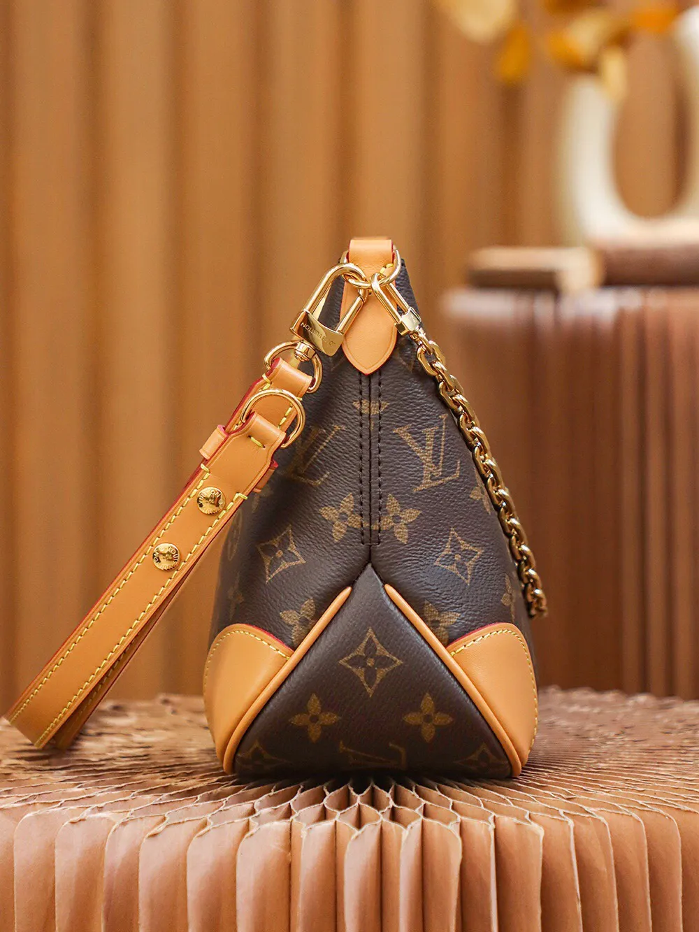 P¥1160👉nfc163C01 dynamic chip👈 [100% MB special grade all-steel hardware imported fabrics] 𝐁𝐎𝐔𝐋𝐎𝐆𝐍𝐄King of hot hits #m45832# y Exclusive version steel chain▪️ Size: 29*16*9.5cm The beautiful and versatile croissant 🥐 is a perfect fusion of retro and fashion. It not only reaches new heights in appearance, but also The storage capacity is also very user-friendly. The bag body is not big, so it can meet the daily needs of large storage space. The detachable and adjustable shoulder strap design allows more choices for daily concave shapes. The matching of the chain adds an elegant element to the entire bag. The design of the chain turns the entire bag into an armpit bag in seconds. I think it is a top-notch product 𝐲𝐲𝐝𝐬!