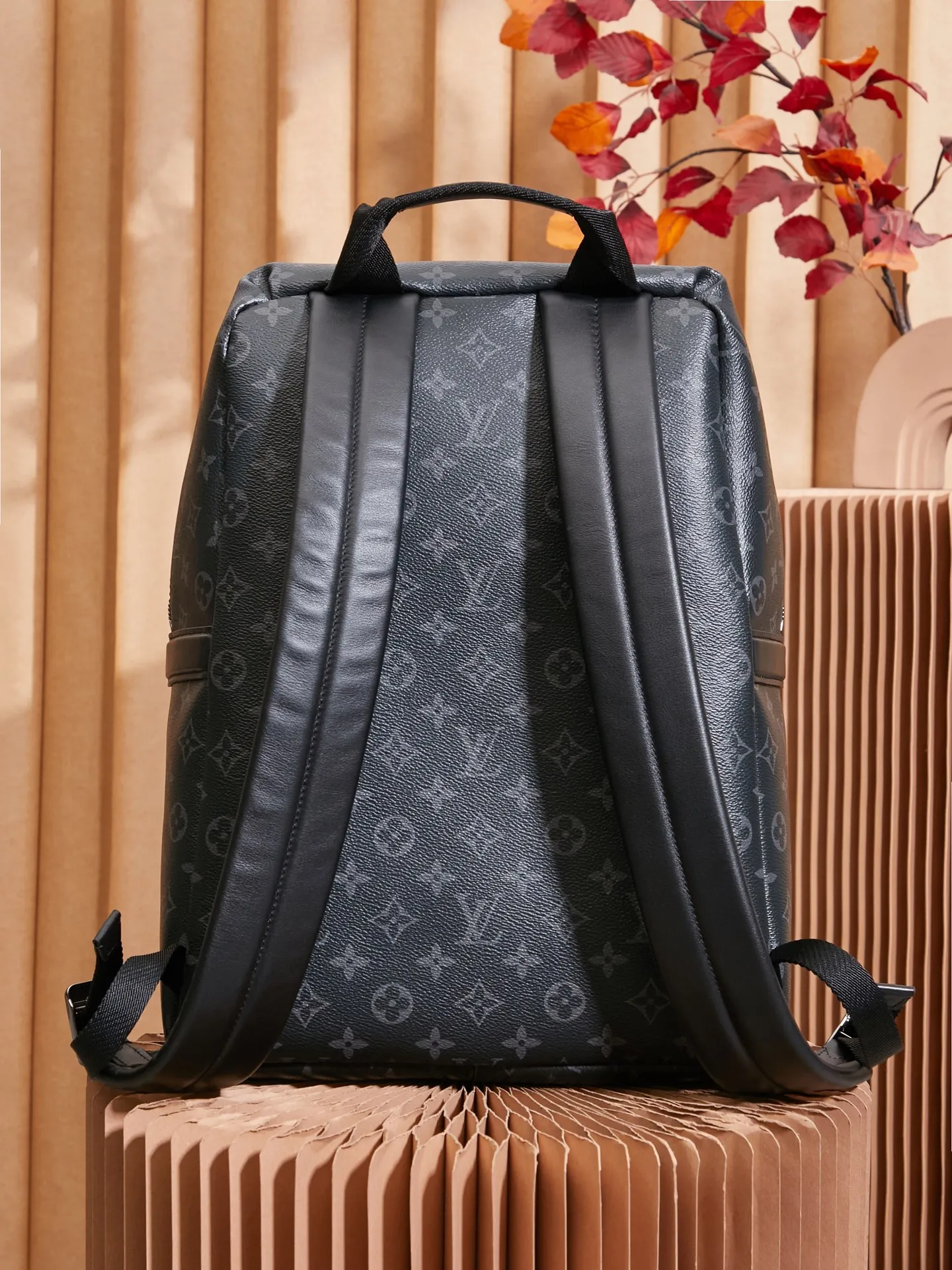 p¥920👉nfc163C0q dynamic chip version👈【Top inspection-free all-steel hardware】Style is casual and sophisticated. This Discovery backpack is made of soft Monogram Eclipse coated canvas fabric, which is a combination of style and function. Featuring a range of design details such as comfortable leather shoulder straps and front pockets with magnetic closure. The outer layer is Monogram Eclipse coated canvas, the fabric lining, the natural cowhide leather trim, the silver-plated metal hardware, 1 pair of adjustable leather shoulder straps, 2 internal patch pockets, and an iPad internal pocket! ! Model: M43186; Size: 37x40x20CM