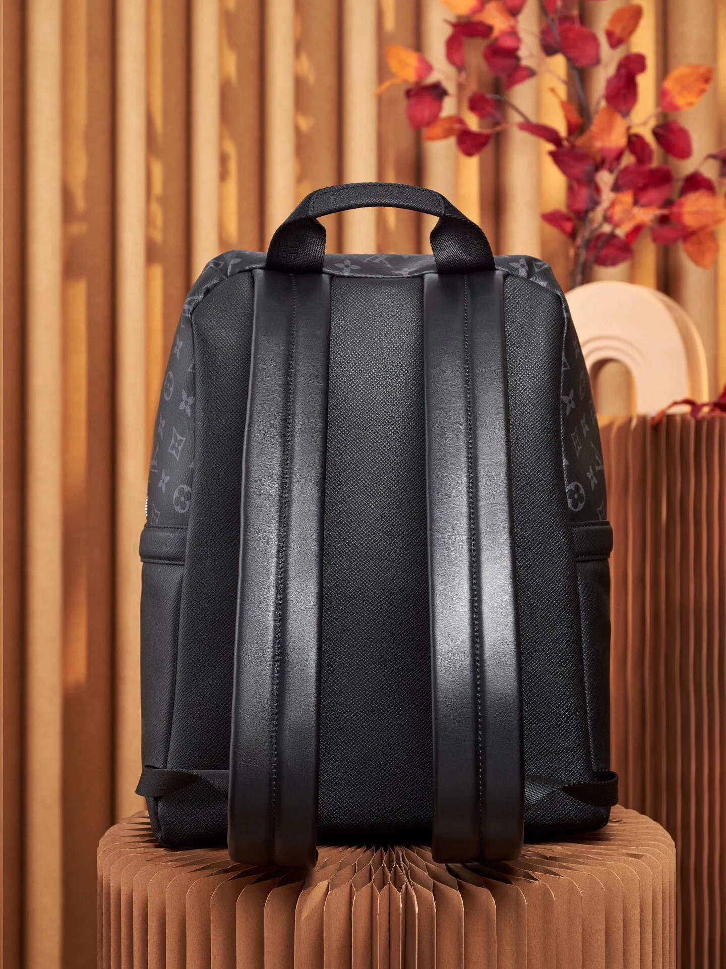 P¥960👉nfc dynamic chip version👈【Top original pure steel hardware】M30230 black flower full leather backpack series DISCOVERY backpack Discovery backpack combines Monogram canvas and Taïga leather to reinterpret the classic campus trend design. The glossy exterior wraps two inner pockets and an inner iPad pocket, and two adjustable leather shoulder straps ensure comfortable carrying. 30x 40x 20cm