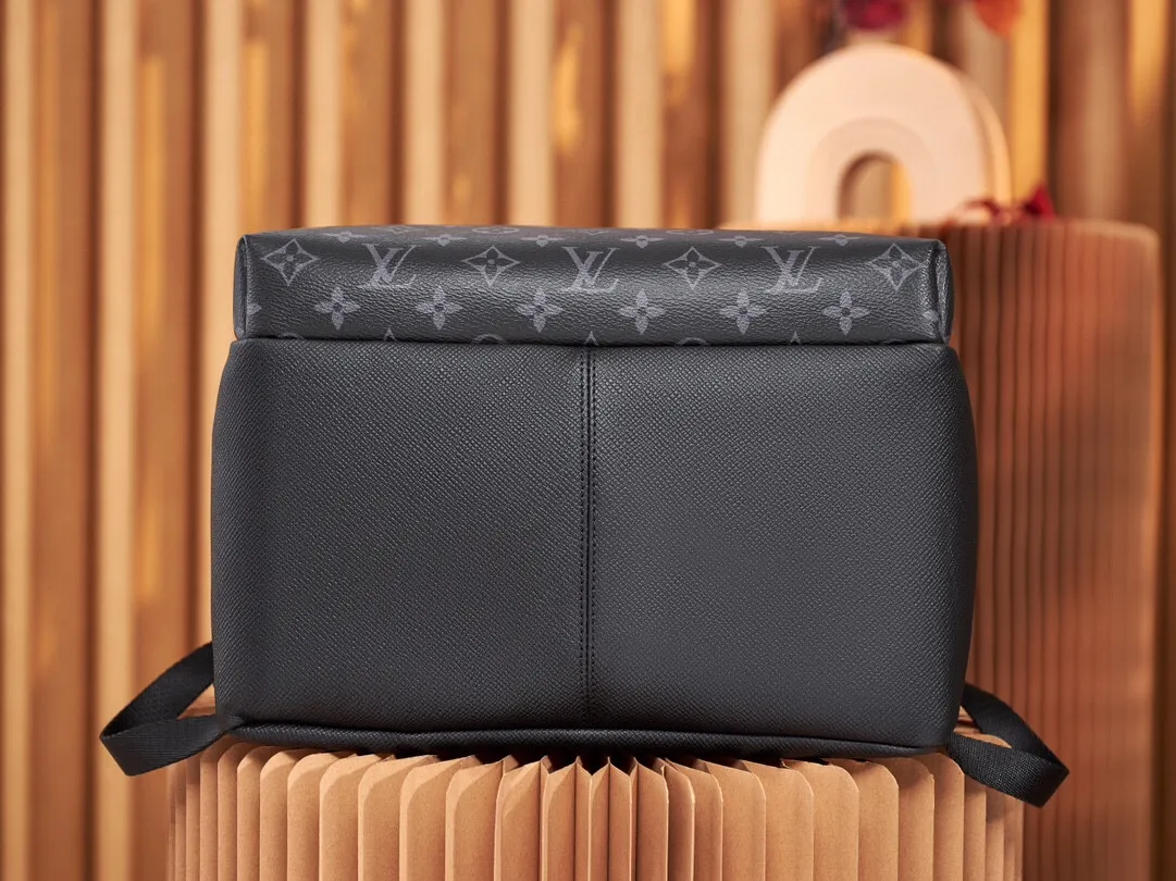 P¥960👉nfc dynamic chip version👈【Top original pure steel hardware】M30230 black flower full leather backpack series DISCOVERY backpack Discovery backpack combines Monogram canvas and Taïga leather to reinterpret the classic campus trend design. The glossy exterior wraps two inner pockets and an inner iPad pocket, and two adjustable leather shoulder straps ensure comfortable carrying. 30x 40x 20cm