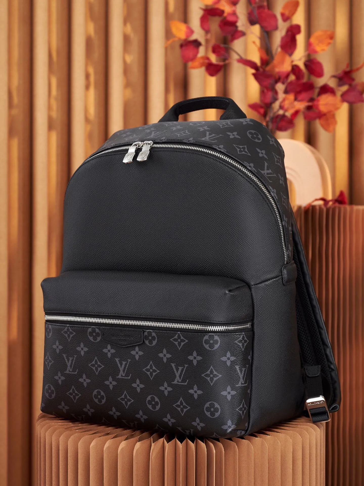 P¥960👉nfc dynamic chip version👈【Top original pure steel hardware】M30230 black flower full leather backpack series DISCOVERY backpack Discovery backpack combines Monogram canvas and Taïga leather to reinterpret the classic campus trend design. The glossy exterior wraps two inner pockets and an inner iPad pocket, and two adjustable leather shoulder straps ensure comfortable carrying. 30x 40x 20cm