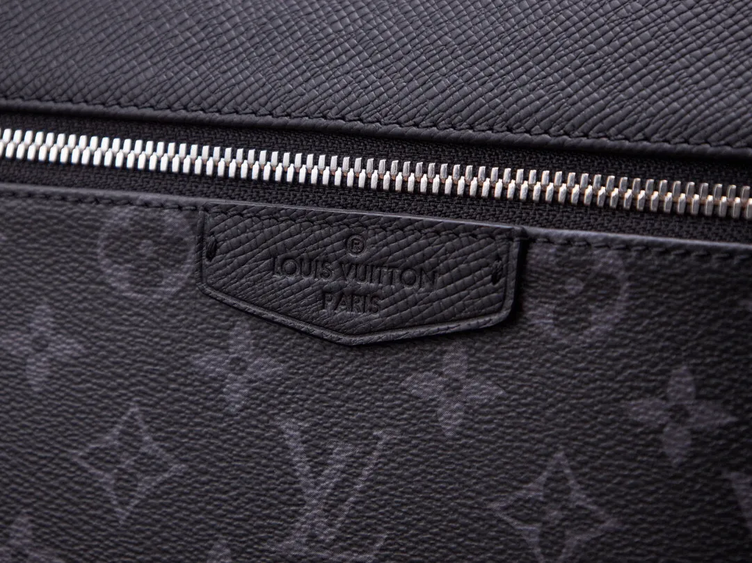 P¥960👉nfc dynamic chip version👈【Top original pure steel hardware】M30230 black flower full leather backpack series DISCOVERY backpack Discovery backpack combines Monogram canvas and Taïga leather to reinterpret the classic campus trend design. The glossy exterior wraps two inner pockets and an inner iPad pocket, and two adjustable leather shoulder straps ensure comfortable carrying. 30x 40x 20cm