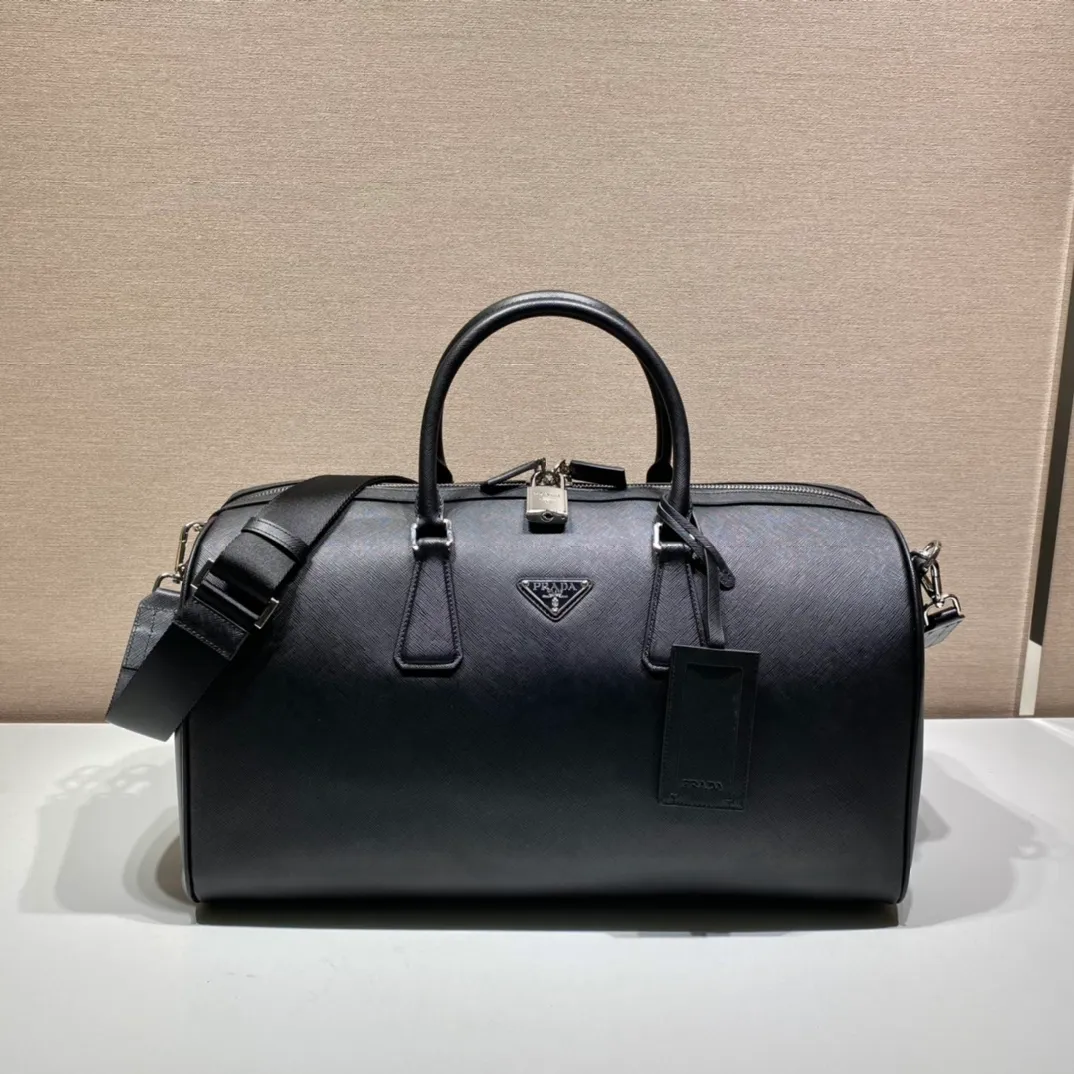💰2300🎉New travel bag🎉2VC018🎉🎉Black This elegant travel bag is made of Saffiano leather, equipped with a wraparound zipper and nylon shoulder strap, highlighting the rigorous design concept. It's finished with a leather name tag and metal lock with engraved logo. Simple and elegant. Hurry up and get it🎉🎉 Length 50x Height 27.5x Bottom 25cm🎉🎉🎉👏👏👏
