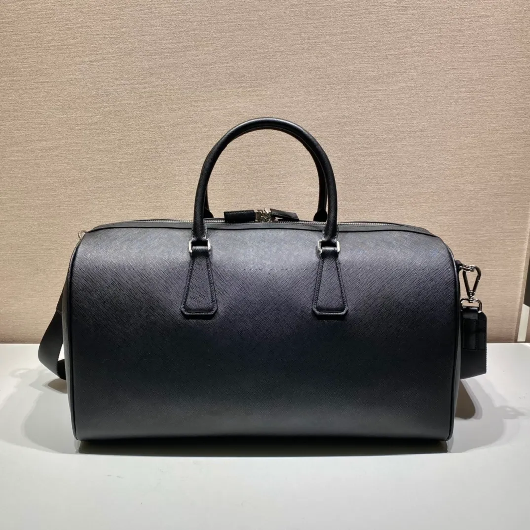 💰2300🎉New travel bag🎉2VC018🎉🎉Black This elegant travel bag is made of Saffiano leather, equipped with a wraparound zipper and nylon shoulder strap, highlighting the rigorous design concept. It's finished with a leather name tag and metal lock with engraved logo. Simple and elegant. Hurry up and get it🎉🎉 Length 50x Height 27.5x Bottom 25cm🎉🎉🎉👏👏👏