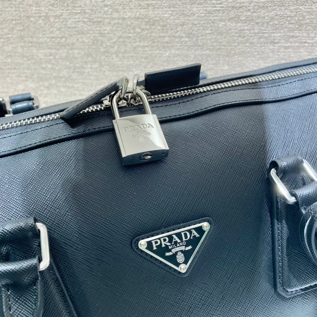 💰2300🎉New travel bag🎉2VC018🎉🎉Black This elegant travel bag is made of Saffiano leather, equipped with a wraparound zipper and nylon shoulder strap, highlighting the rigorous design concept. It's finished with a leather name tag and metal lock with engraved logo. Simple and elegant. Hurry up and get it🎉🎉 Length 50x Height 27.5x Bottom 25cm🎉🎉🎉👏👏👏