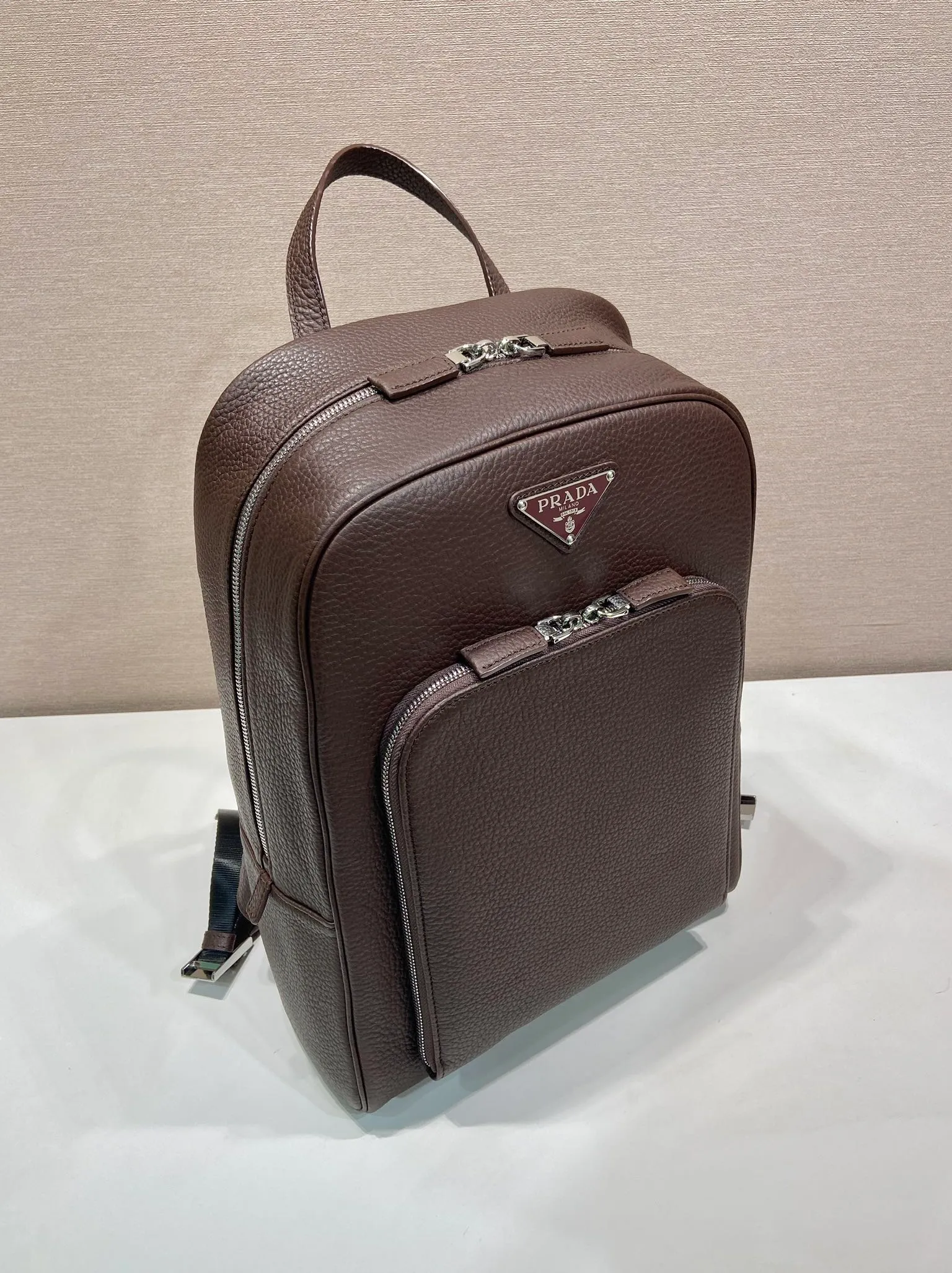 💰2360🎉New backpack🎉2VZ102👏Deerskin grain👍👍 Made of imported deerskin grain cowhide material, metal hardware accessories, two adjustable leather straps😘😘With two-way zipper and pocket design on the front, this backpack is simple and fashionable. It can meet various occasions such as commuting to work or daily travel during vacation. Another popular style that will never go out of style👍👍Length 30x Height 43x Bottom 12.5cm👏👏👏💰💰💰