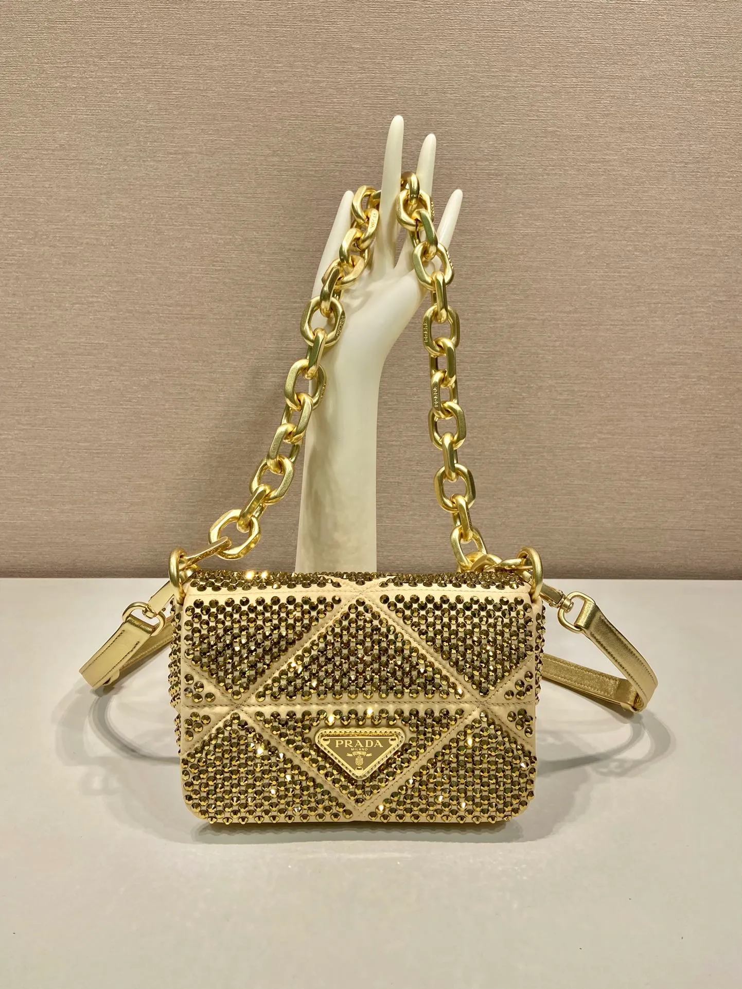 💰1700🎉New crystal bag🎉1BD329🎉🎉 This bag is made of full-body imitation crystal and hand-stitched, with a clamshell design, equipped with a detachable and adjustable nappa leather shoulder strap, and a detachable chain shoulder strap. It can be carried on the shoulder/handheld/crossbody/cross-body. It’s perfect😀The Blingbling effect is very attractive and can be matched. Another grass grown by internet celebrities, hurry up and get it, babies 🎉🎉 Length 17x Height 11.5 Base 6.5cm🎉🎉🎉💰💰💰
