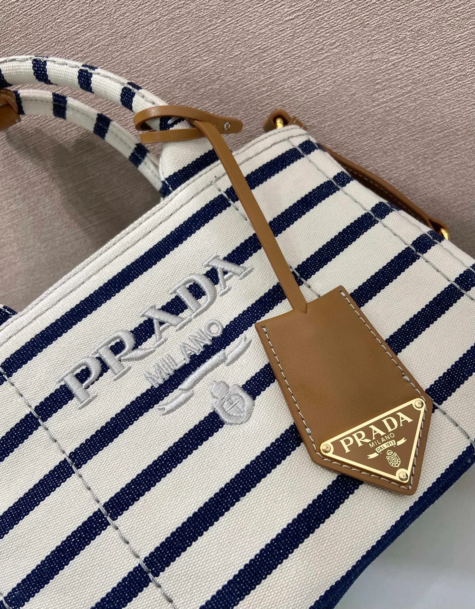 💰1160🎉New handbag🎉1BA038🎉🎉 Inspired by the timeless elements of nautical fashion, this mini handbag reinterprets the classic style. Made of striped cotton canvas with leather trim for a sophisticated and versatile look. Canvas handle, detachable and adjustable logo printed woven strap shoulder strap, detachable leather keychain, can be carried by hand or shoulder, large capacity, so beautiful, another timeless and popular style🎉🎉worth owning🎉🎉 Length 22x height 15x bottom 13cm🎉🎉🎉💰💰💰