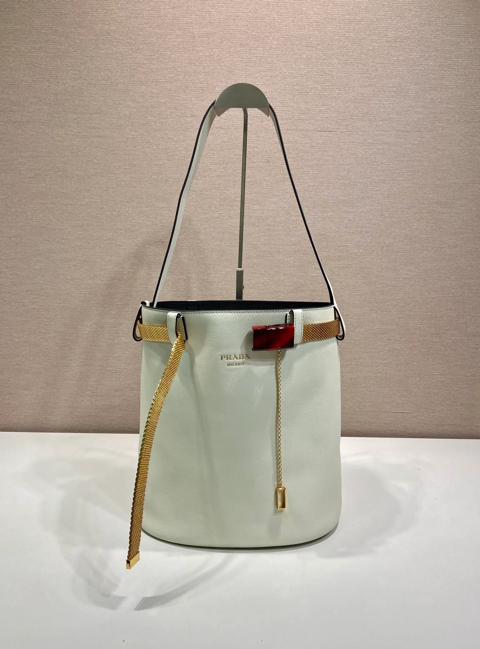 💰1700🎉New product🎉1BE085 Iron Belt🎉🎉 This fashionable bucket bag silhouette is a new interpretation of the Buckle handbag, eclectic and revealing the true meaning of refinement and elegance. Lace-up inlays and metallic mesh with tortoiseshell panel buckles add modern elegance to the feminine design. It’s also detachable and can be used as a decorative belt🎉, it’s so perfect, it’s another hot item recognized by internet celebrities🎉🎉 Length 26.5x height 29x bottom 18cm🎉🎉🎉💰💰💰