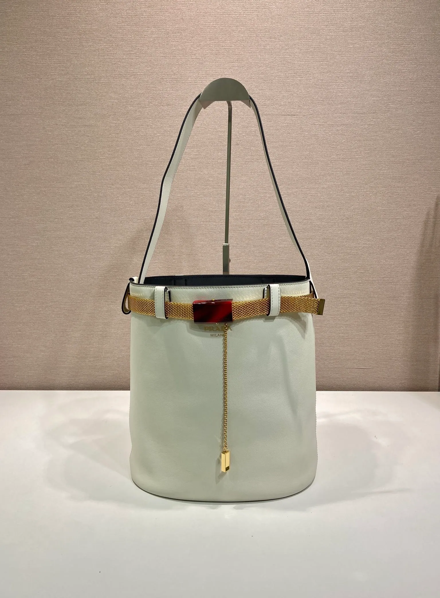 💰1700🎉New product🎉1BE085 Iron Belt🎉🎉 This fashionable bucket bag silhouette is a new interpretation of the Buckle handbag, eclectic and revealing the true meaning of refinement and elegance. Lace-up inlays and metallic mesh with tortoiseshell panel buckles add modern elegance to the feminine design. It’s also detachable and can be used as a decorative belt🎉, it’s so perfect, it’s another hot item recognized by internet celebrities🎉🎉 Length 26.5x height 29x bottom 18cm🎉🎉🎉💰💰💰