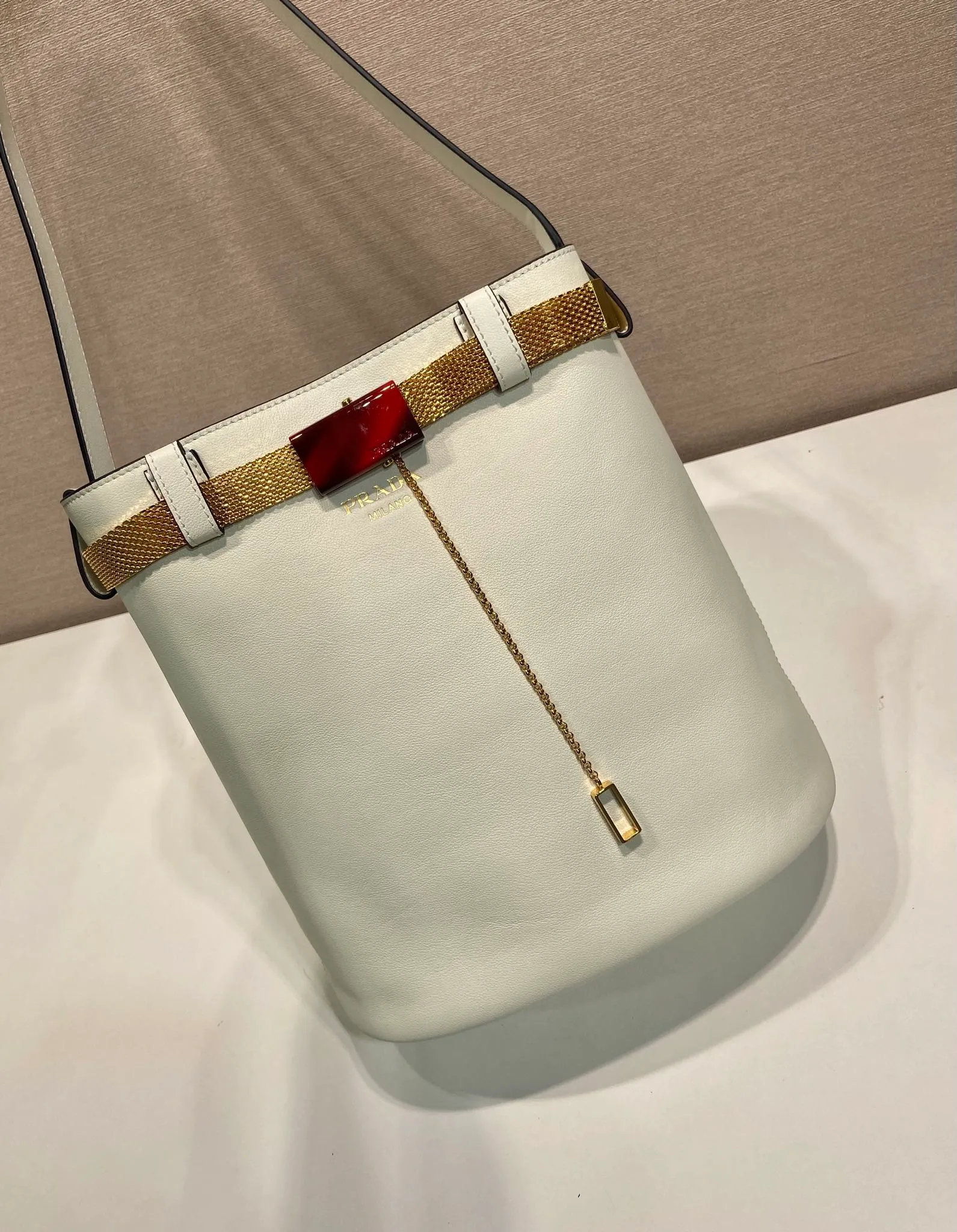 💰1700🎉New product🎉1BE085 Iron Belt🎉🎉 This fashionable bucket bag silhouette is a new interpretation of the Buckle handbag, eclectic and revealing the true meaning of refinement and elegance. Lace-up inlays and metallic mesh with tortoiseshell panel buckles add modern elegance to the feminine design. It’s also detachable and can be used as a decorative belt🎉, it’s so perfect, it’s another hot item recognized by internet celebrities🎉🎉 Length 26.5x height 29x bottom 18cm🎉🎉🎉💰💰💰