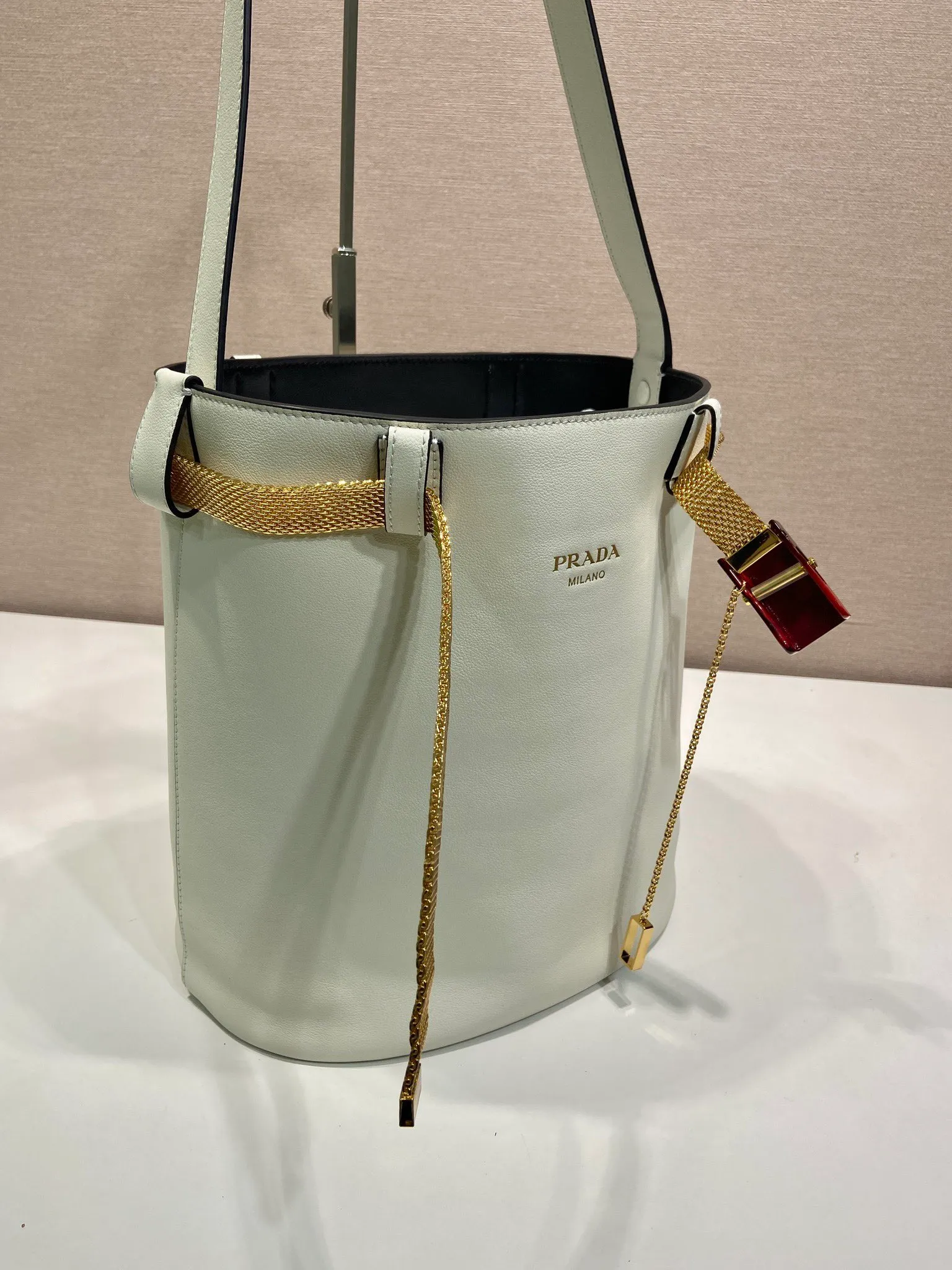 💰1700🎉New product🎉1BE085 Iron Belt🎉🎉 This fashionable bucket bag silhouette is a new interpretation of the Buckle handbag, eclectic and revealing the true meaning of refinement and elegance. Lace-up inlays and metallic mesh with tortoiseshell panel buckles add modern elegance to the feminine design. It’s also detachable and can be used as a decorative belt🎉, it’s so perfect, it’s another hot item recognized by internet celebrities🎉🎉 Length 26.5x height 29x bottom 18cm🎉🎉🎉💰💰💰