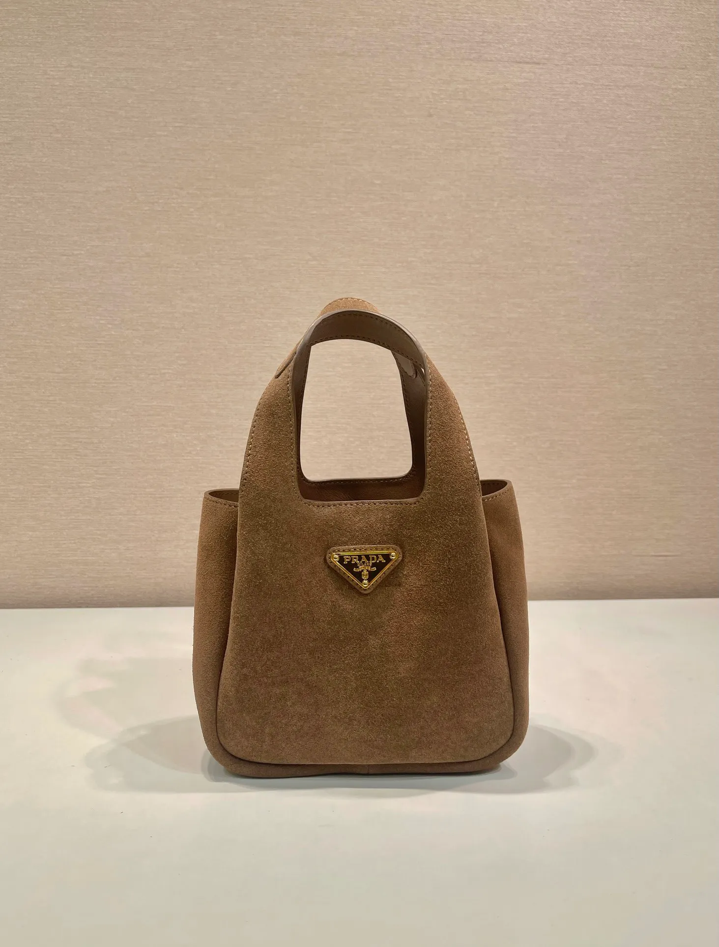 💰1300🎉mini vegetable basket🎉1BA349 nubuck leather🎉🎉 This mini vegetable basket is made of imported nubuck leather, with imported lambskin inside. It has many compartments, is large and lightweight, the classic mini is good-looking and easy to use👏👏, the upper body effect is cute and adorable, so beautiful😘Special limited edition/popular model, hurry up and get it🎉🎉 Length 18x height 16x bottom 10cm🎉🎉🎉👏👏👏
