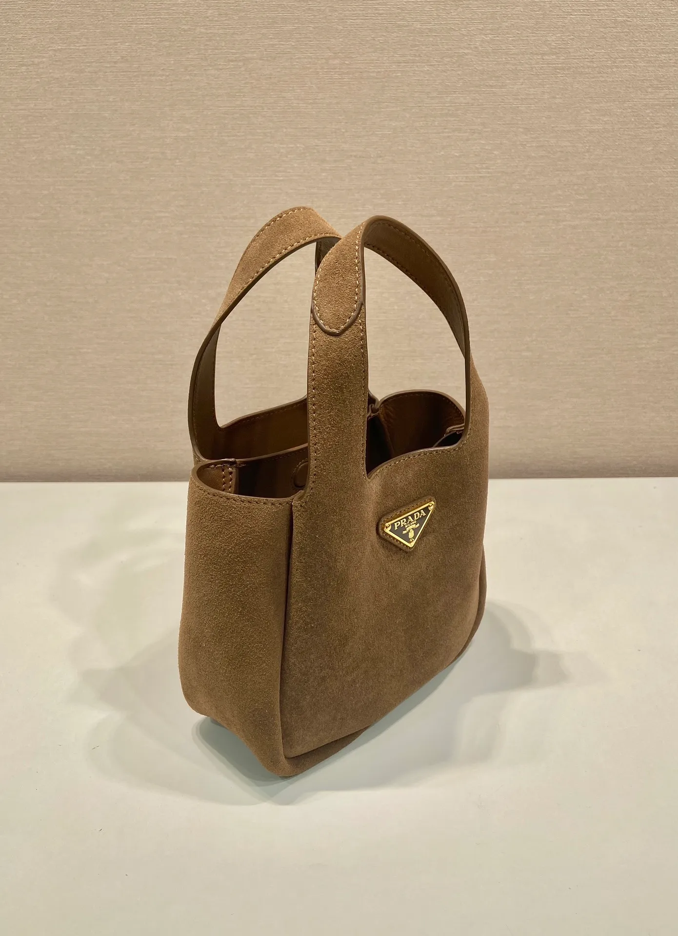 💰1300🎉mini vegetable basket🎉1BA349 nubuck leather🎉🎉 This mini vegetable basket is made of imported nubuck leather, with imported lambskin inside. It has many compartments, is large and lightweight, the classic mini is good-looking and easy to use👏👏, the upper body effect is cute and adorable, so beautiful😘Special limited edition/popular model, hurry up and get it🎉🎉 Length 18x height 16x bottom 10cm🎉🎉🎉👏👏👏