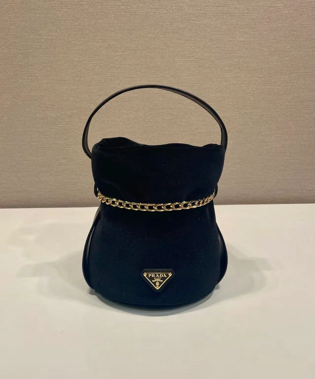 💰1020🎉New catwalk style🎉1BE088 velvet🎉🎉 This fortune bucket is made of imported velvet fabric and imported calfskin, with a unique padded design, top-grade hardware, and large capacity. I carry Qin’s most versatile bag when I go out. The upper body effect is very fashionable and good-looking😘It’s so beautiful. It’s a small bucket that is recognized by internet celebrities as a wishing and making fortune👍👍Babies, it’s worth owning, hurry up and get it🎉🎉 Length 14x height 20x bottom 15cm🎉🎉🎉💰💰💰