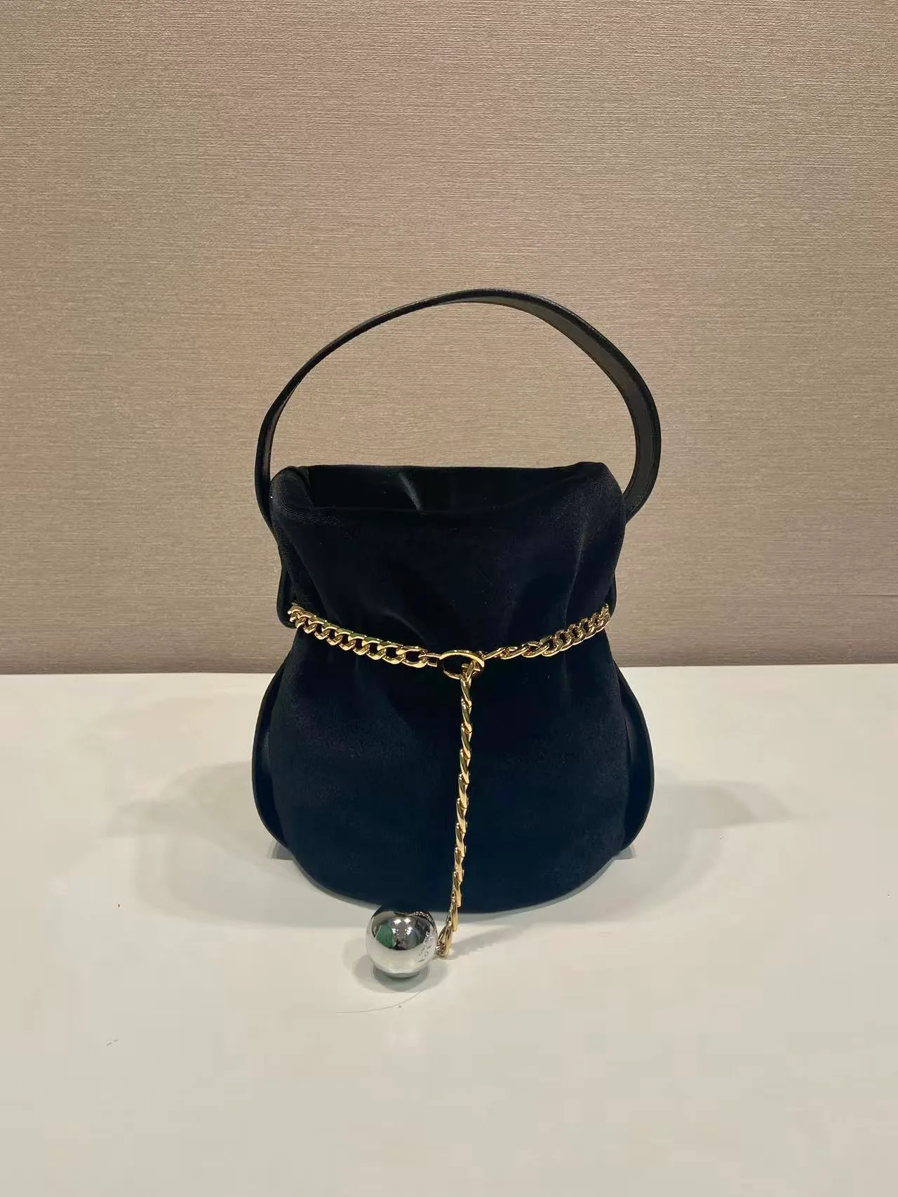 💰1020🎉New catwalk style🎉1BE088 velvet🎉🎉 This fortune bucket is made of imported velvet fabric and imported calfskin, with a unique padded design, top-grade hardware, and large capacity. I carry Qin’s most versatile bag when I go out. The upper body effect is very fashionable and good-looking😘It’s so beautiful. It’s a small bucket that is recognized by internet celebrities as a wishing and making fortune👍👍Babies, it’s worth owning, hurry up and get it🎉🎉 Length 14x height 20x bottom 15cm🎉🎉🎉💰💰💰