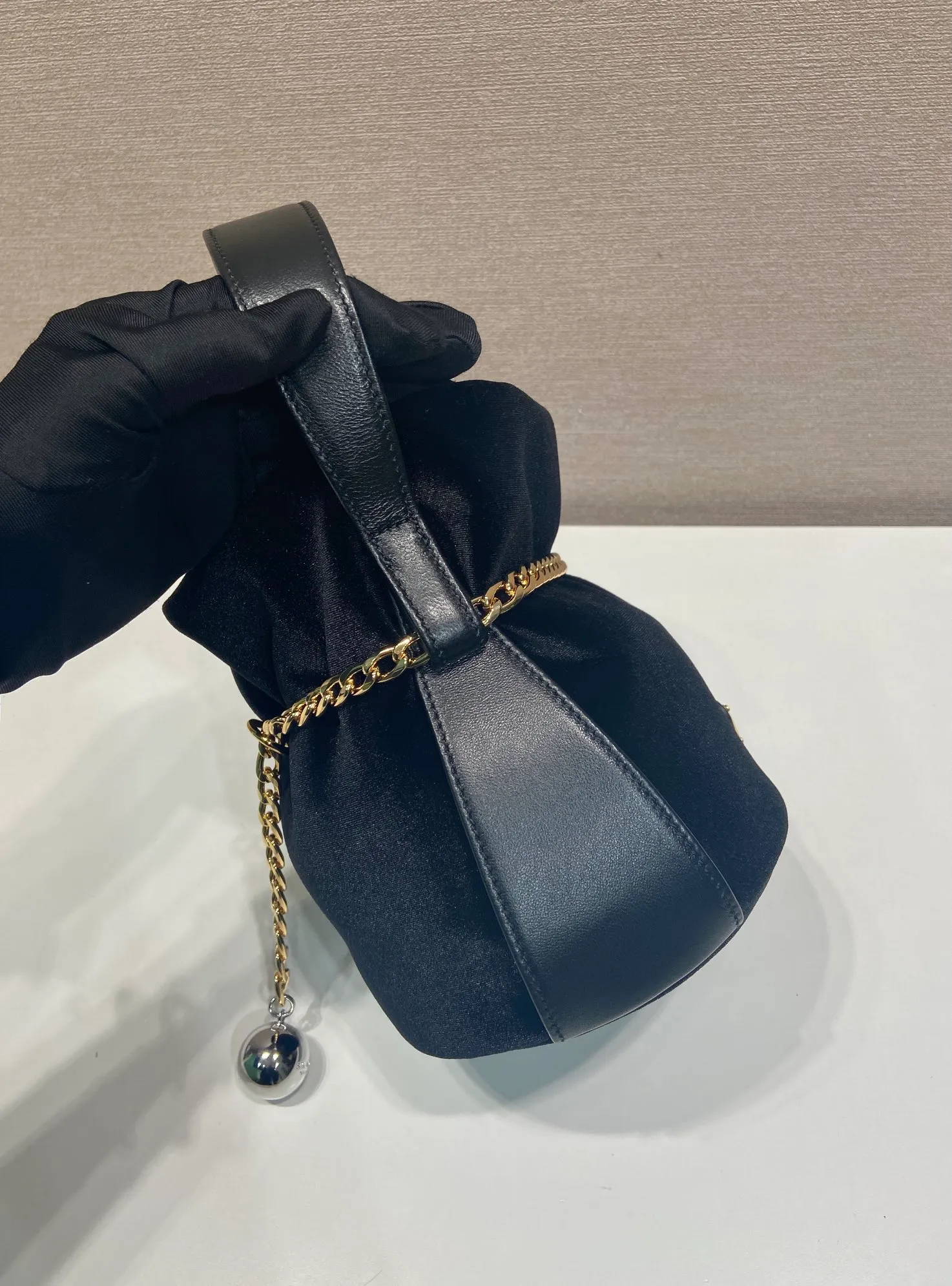 💰1020🎉New catwalk style🎉1BE088 velvet🎉🎉 This fortune bucket is made of imported velvet fabric and imported calfskin, with a unique padded design, top-grade hardware, and large capacity. I carry Qin’s most versatile bag when I go out. The upper body effect is very fashionable and good-looking😘It’s so beautiful. It’s a small bucket that is recognized by internet celebrities as a wishing and making fortune👍👍Babies, it’s worth owning, hurry up and get it🎉🎉 Length 14x height 20x bottom 15cm🎉🎉🎉💰💰💰