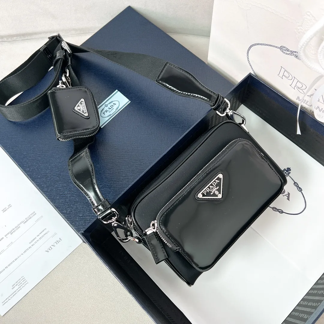 💰1120✨New first release✨2023 autumn and winter new two-in-one men's nylon➕bright leather shoulder bag 2VH172 This minimalist style is full of modern atmosphere. It is made of imported parachute nylon fabric with bright leather. The classic triangle logo on the front adds an iconic tone. Comes with a detachable shoulder strap and a versatile small bag. The main compartment zipper opening with external pockets. Unique design, fashion leader and outstanding temperament. The upper body effect is very cool and casual. size: 18*11.5*5cm black