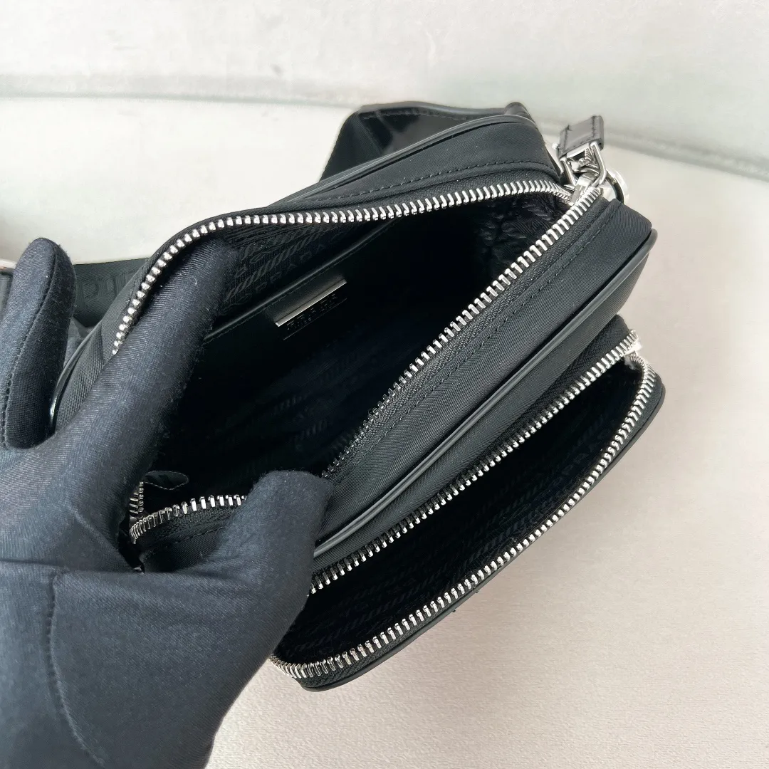 💰1120✨New first release✨2023 autumn and winter new two-in-one men's nylon➕bright leather shoulder bag 2VH172 This minimalist style is full of modern atmosphere. It is made of imported parachute nylon fabric with bright leather. The classic triangle logo on the front adds an iconic tone. Comes with a detachable shoulder strap and a versatile small bag. The main compartment zipper opening with external pockets. Unique design, fashion leader and outstanding temperament. The upper body effect is very cool and casual. size: 18*11.5*5cm black