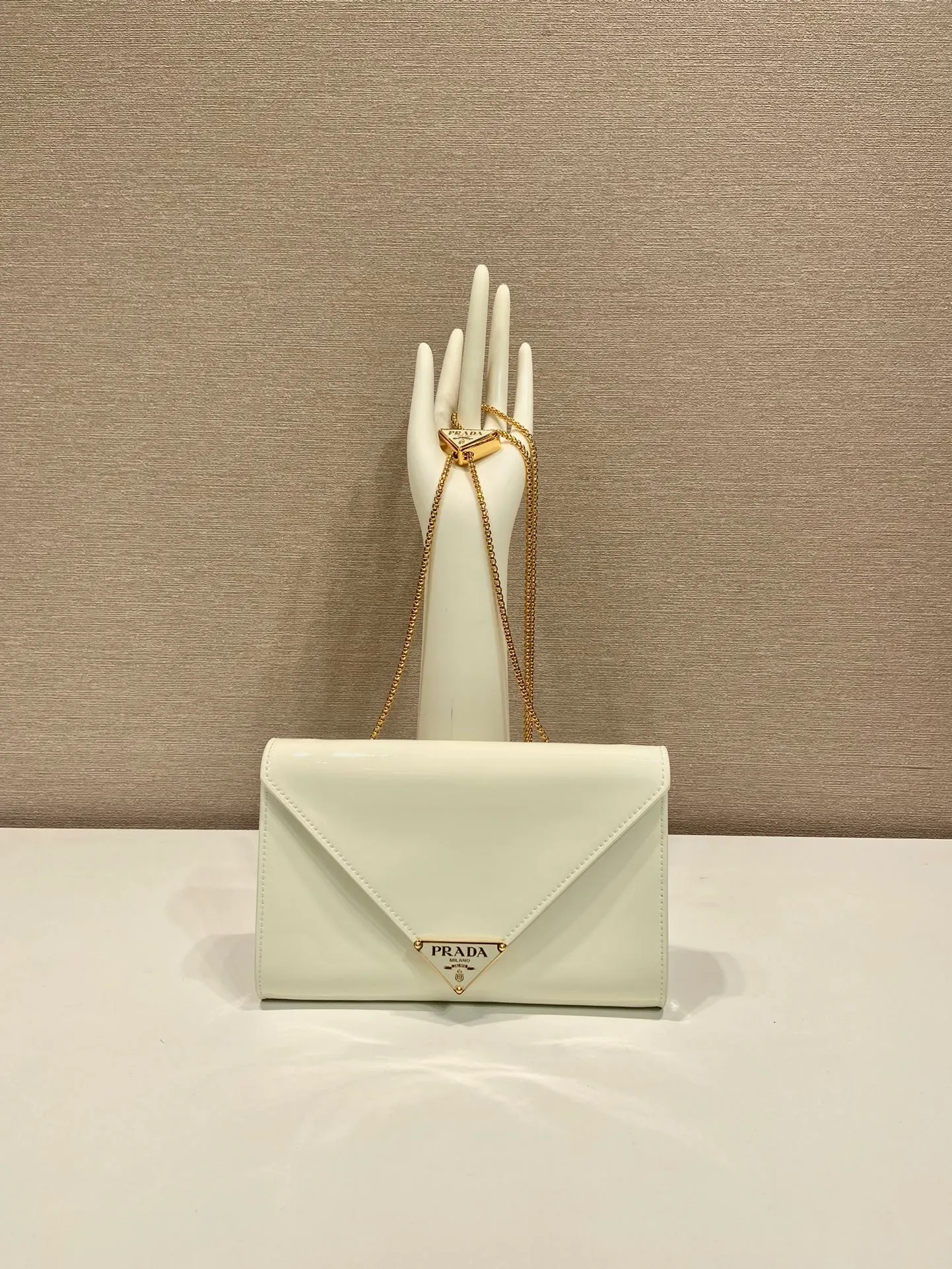 💰1120🎉Patent Leather Envelope Bag🎉1Bp102 Clutch🎉🎉 The gloss of patent leather highlights the elegant silhouette of this mini handbag, injecting it with a modern flavor. Featuring a detachable chain shoulder strap and a nappa leather interior with card slots, this bag features a signature triangle logo on the magnetic closure for a timeless and instantly recognizable look. It can also be used as a handbag/shoulder bag/crossbody. It has many functions and can be exchanged for different occasions. Another hot item from internet celebrities🎉🎉 Length 20x height 11.5cm🎉🎉🎉👏👏👏