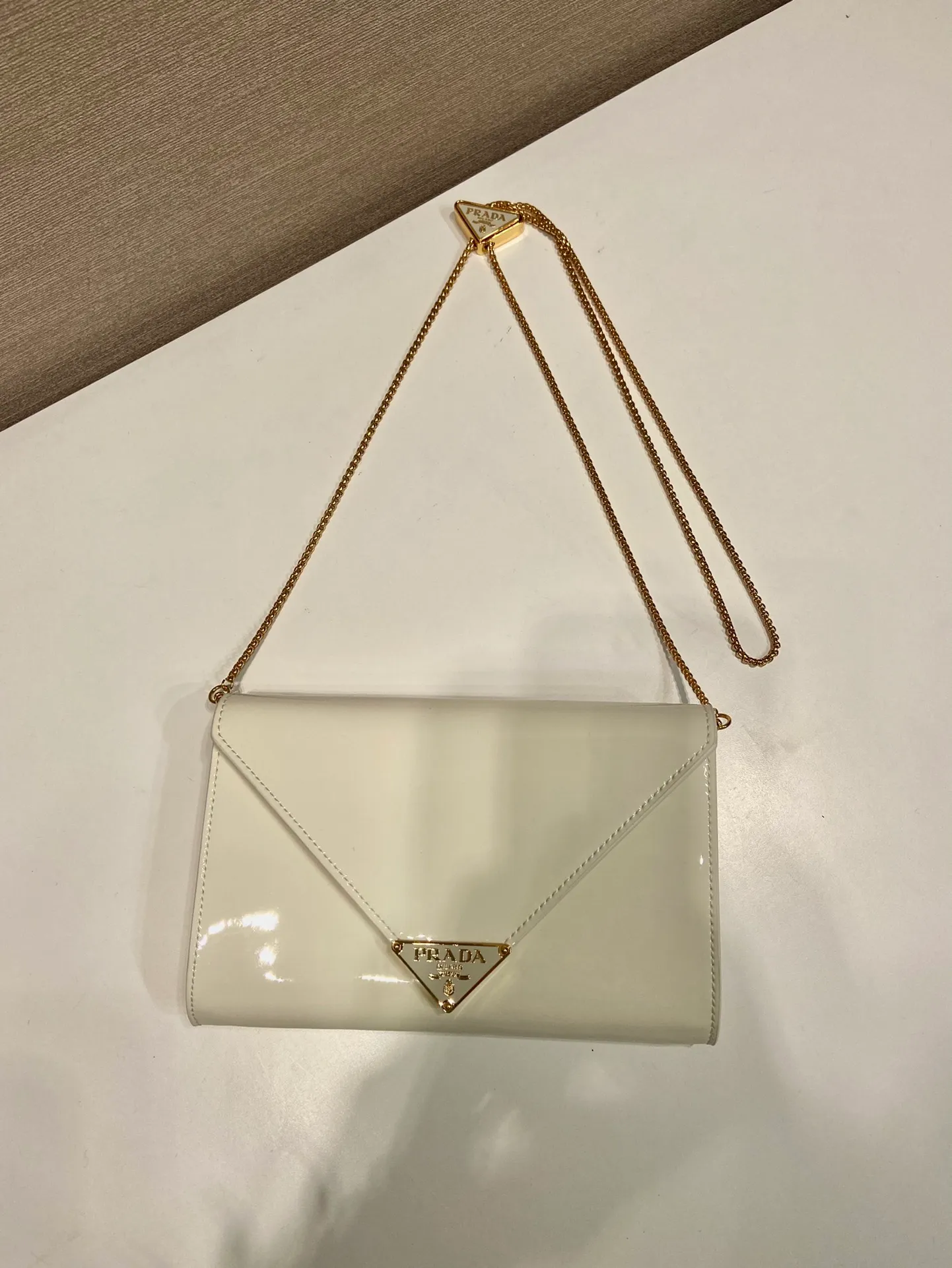 💰1120🎉Patent Leather Envelope Bag🎉1Bp102 Clutch🎉🎉 The gloss of patent leather highlights the elegant silhouette of this mini handbag, injecting it with a modern flavor. Featuring a detachable chain shoulder strap and a nappa leather interior with card slots, this bag features a signature triangle logo on the magnetic closure for a timeless and instantly recognizable look. It can also be used as a handbag/shoulder bag/crossbody. It has many functions and can be exchanged for different occasions. Another hot item from internet celebrities🎉🎉 Length 20x height 11.5cm🎉🎉🎉👏👏👏