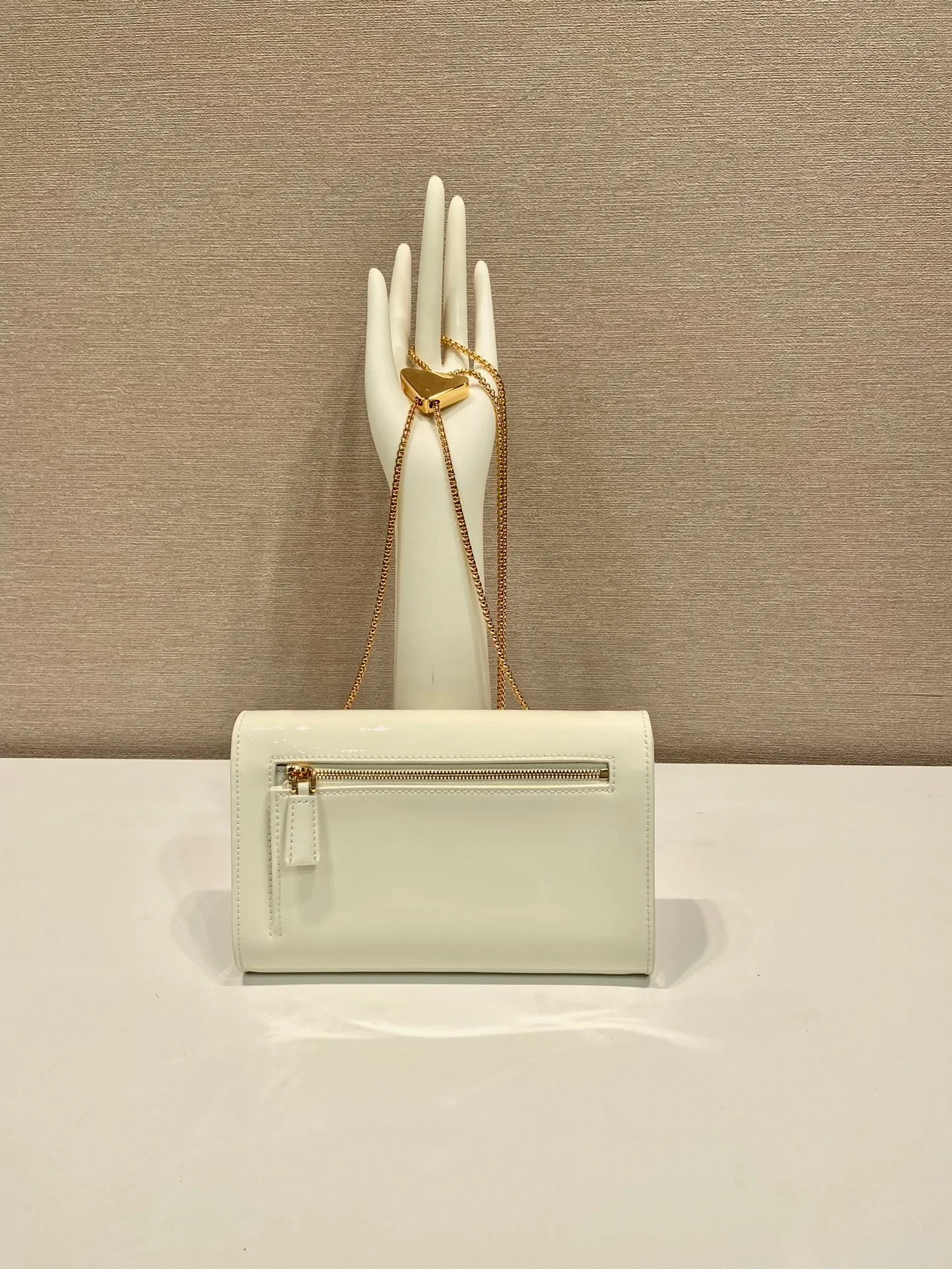 💰1120🎉Patent Leather Envelope Bag🎉1Bp102 Clutch🎉🎉 The gloss of patent leather highlights the elegant silhouette of this mini handbag, injecting it with a modern flavor. Featuring a detachable chain shoulder strap and a nappa leather interior with card slots, this bag features a signature triangle logo on the magnetic closure for a timeless and instantly recognizable look. It can also be used as a handbag/shoulder bag/crossbody. It has many functions and can be exchanged for different occasions. Another hot item from internet celebrities🎉🎉 Length 20x height 11.5cm🎉🎉🎉👏👏👏