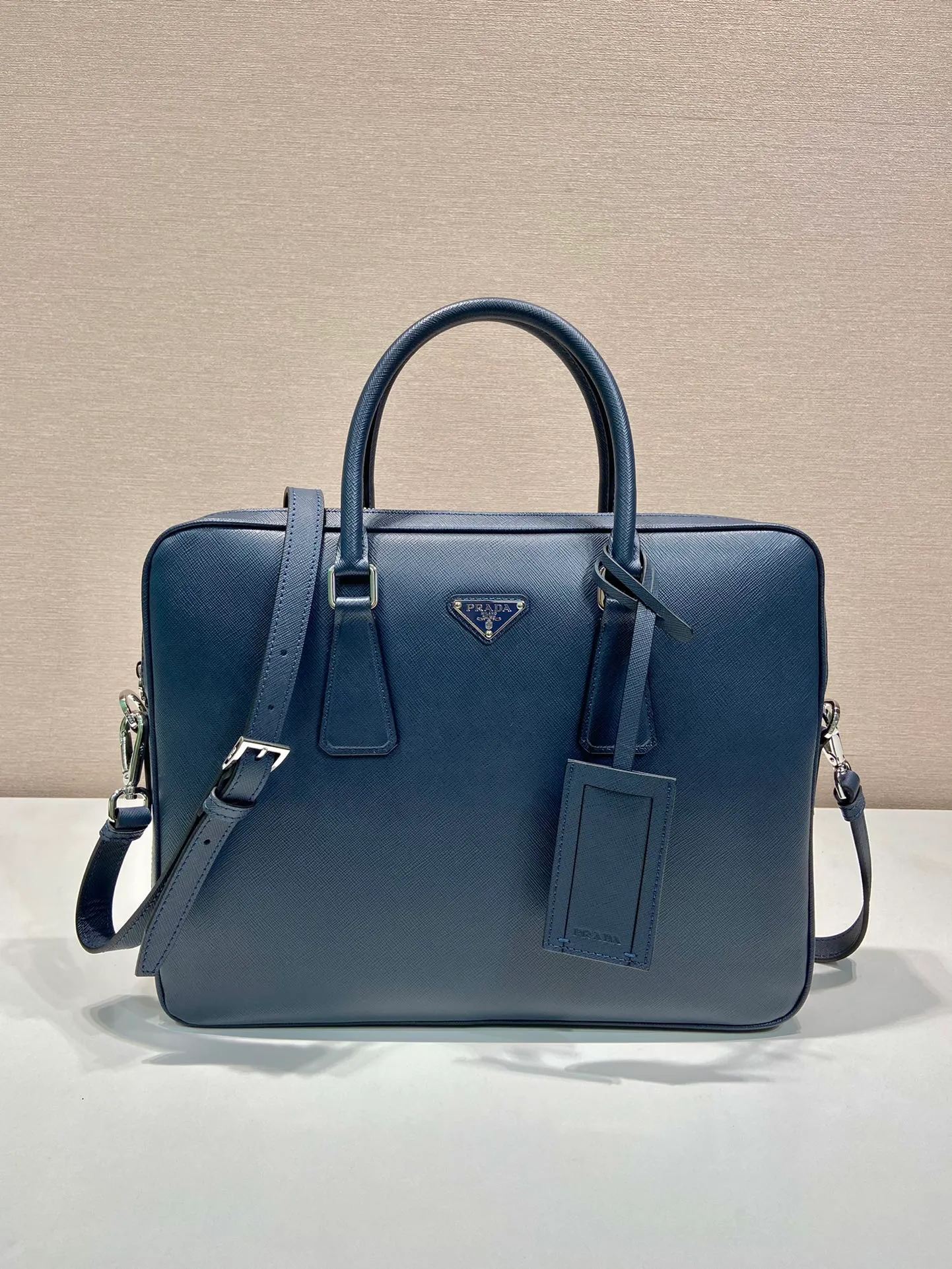 💰1840, P's new model 0368 is out of stock, bottom width is 3.5cm👻👻👻, synchronized with counters, lightweight + ultra-thin + practical, the style that men have always requested, top quality, 175 OEM code, length 37x height 28x base width 3.5cm.