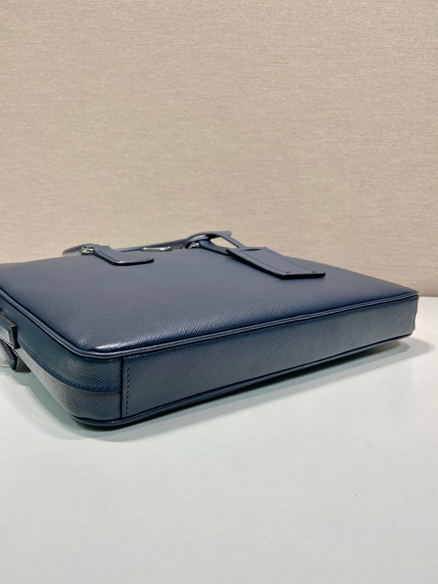 💰1840, P's new model 0368 is out of stock, bottom width is 3.5cm👻👻👻, synchronized with counters, lightweight + ultra-thin + practical, the style that men have always requested, top quality, 175 OEM code, length 37x height 28x base width 3.5cm.